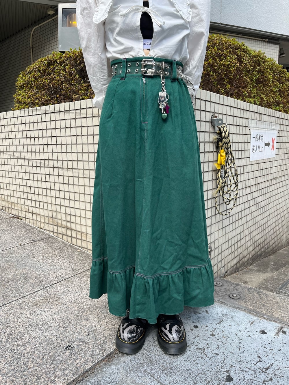 グリーン系のワンピース、その他のハンドバッグ、ホワイト系のシャツ/ブラウスを着用したレディースの夏コーディネートの6枚目の写真
