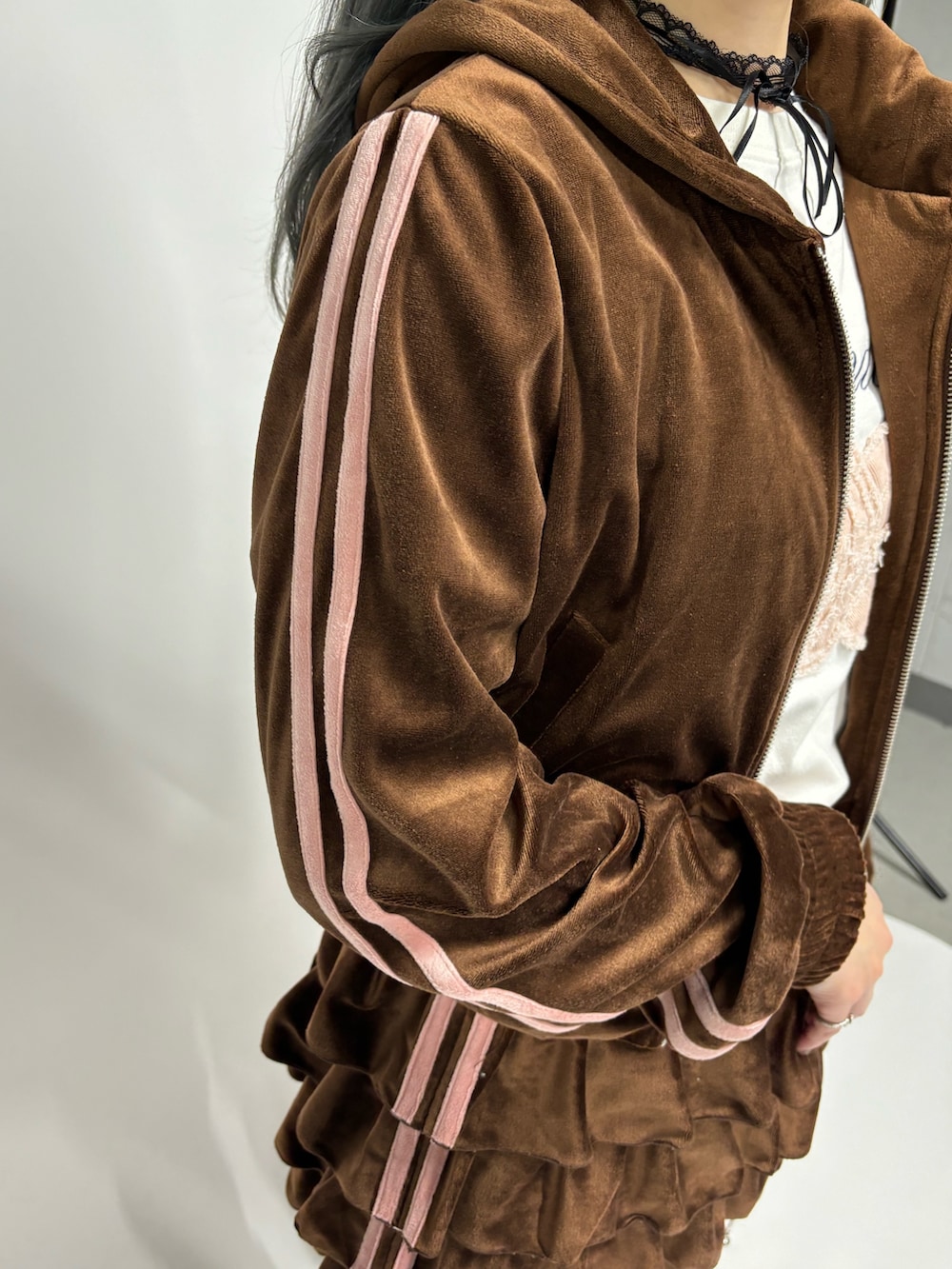 ブラウン系のスカート、ブラウン系のパーカー、ホワイト系のTシャツ/カットソーを着用したレディースの夏コーディネートの7枚目の写真