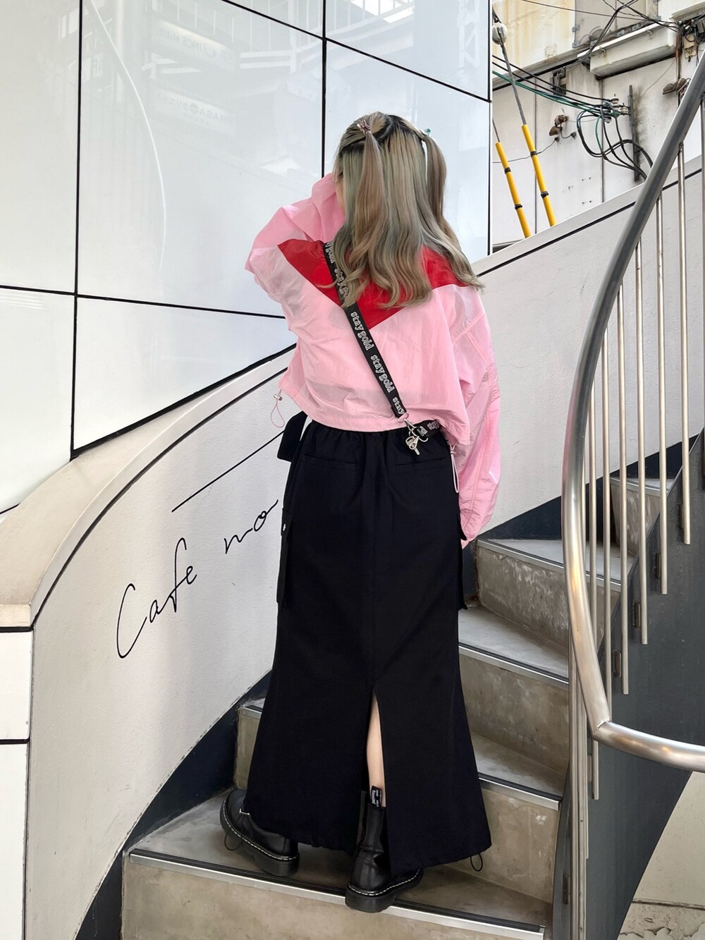 ブラック系のスカート、ピンク系のブルゾン、ホワイト系のTシャツ/カットソーを着用したレディースの春コーディネートの4枚目の写真