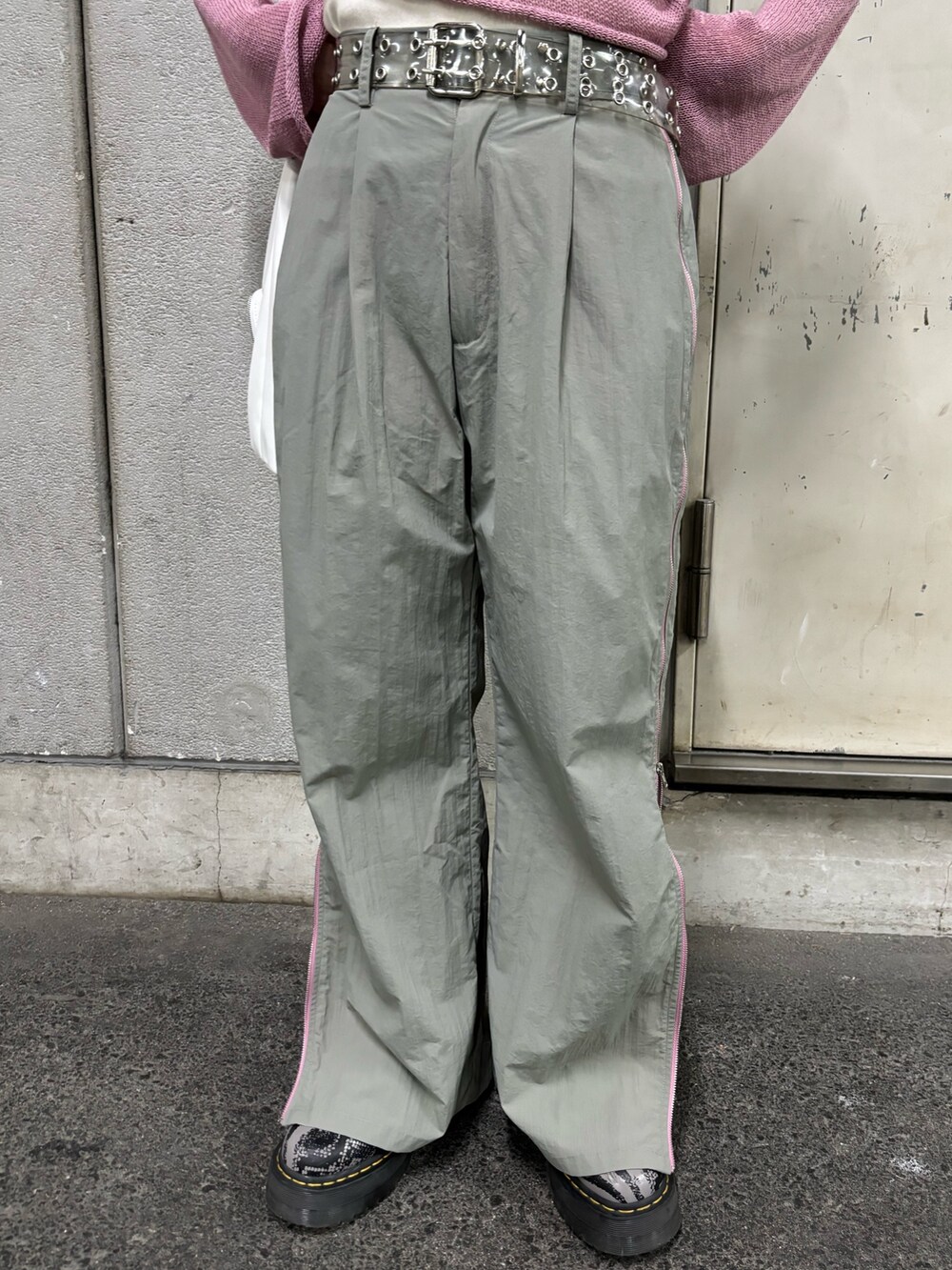 ホワイト系のバックパック/リュック、ホワイト系のキャミソール、グレー系のその他パンツを着用したレディースの春コーディネートの8枚目の写真