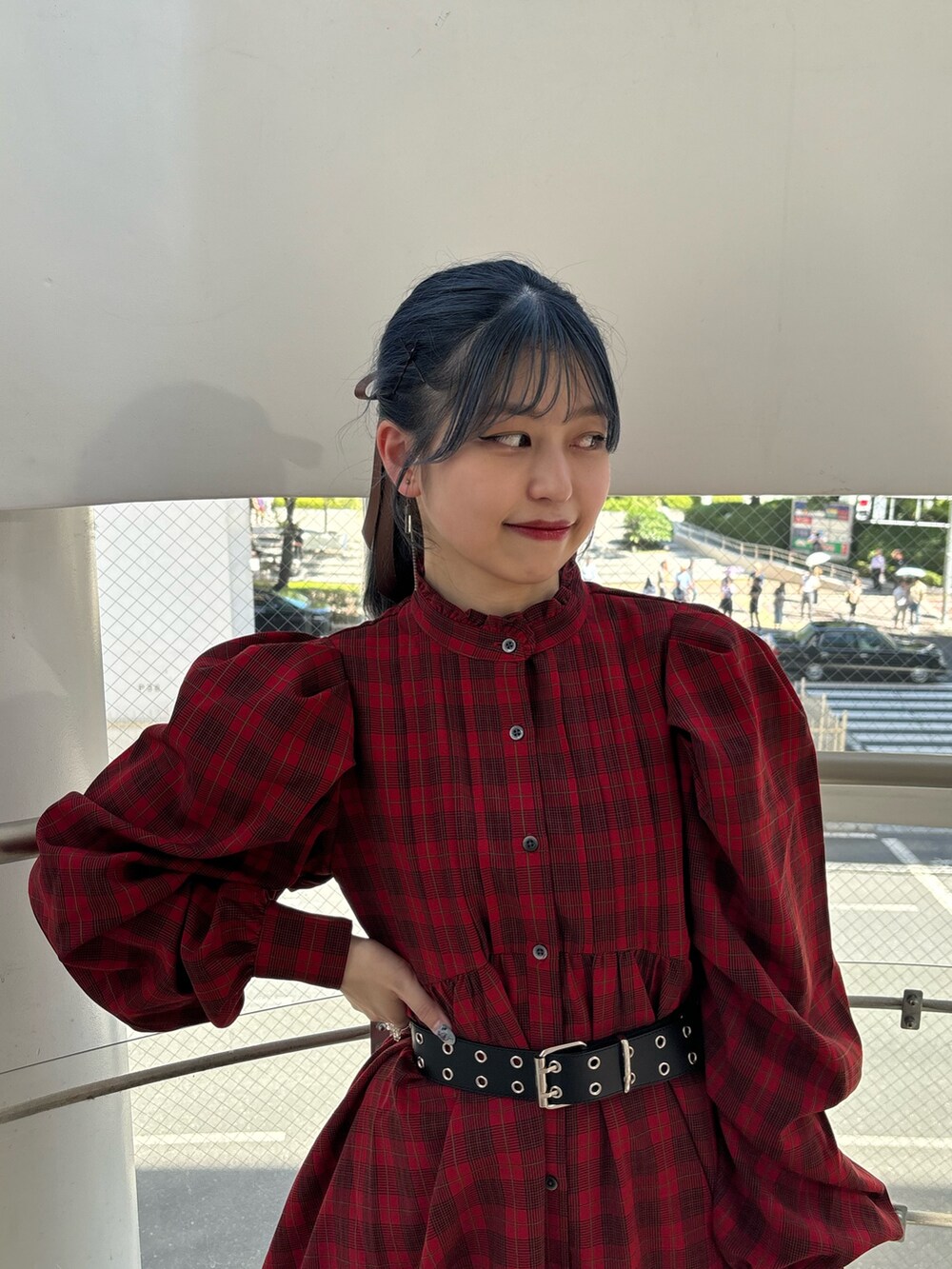 レッド系のワンピース、ブラック系のハンドバッグ、ブラック系のその他パンツを着用したレディースの秋コーディネートの5枚目の写真