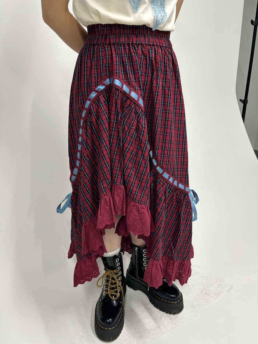 レッド系のスカート、ホワイト系のTシャツ/カットソー、ブラック系のその他シューズを着用したレディースの春コーディネートの7枚目の写真