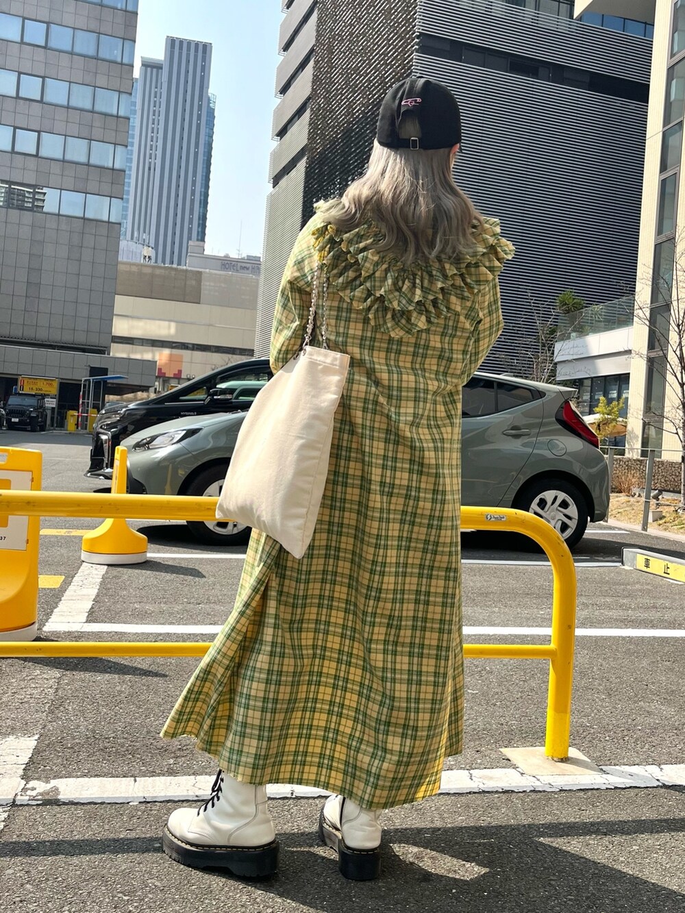 ホワイト系のその他パンツ、イエロー系のワンピース、ホワイト系のTシャツ/カットソーを着用したレディースの春コーディネートの6枚目の写真