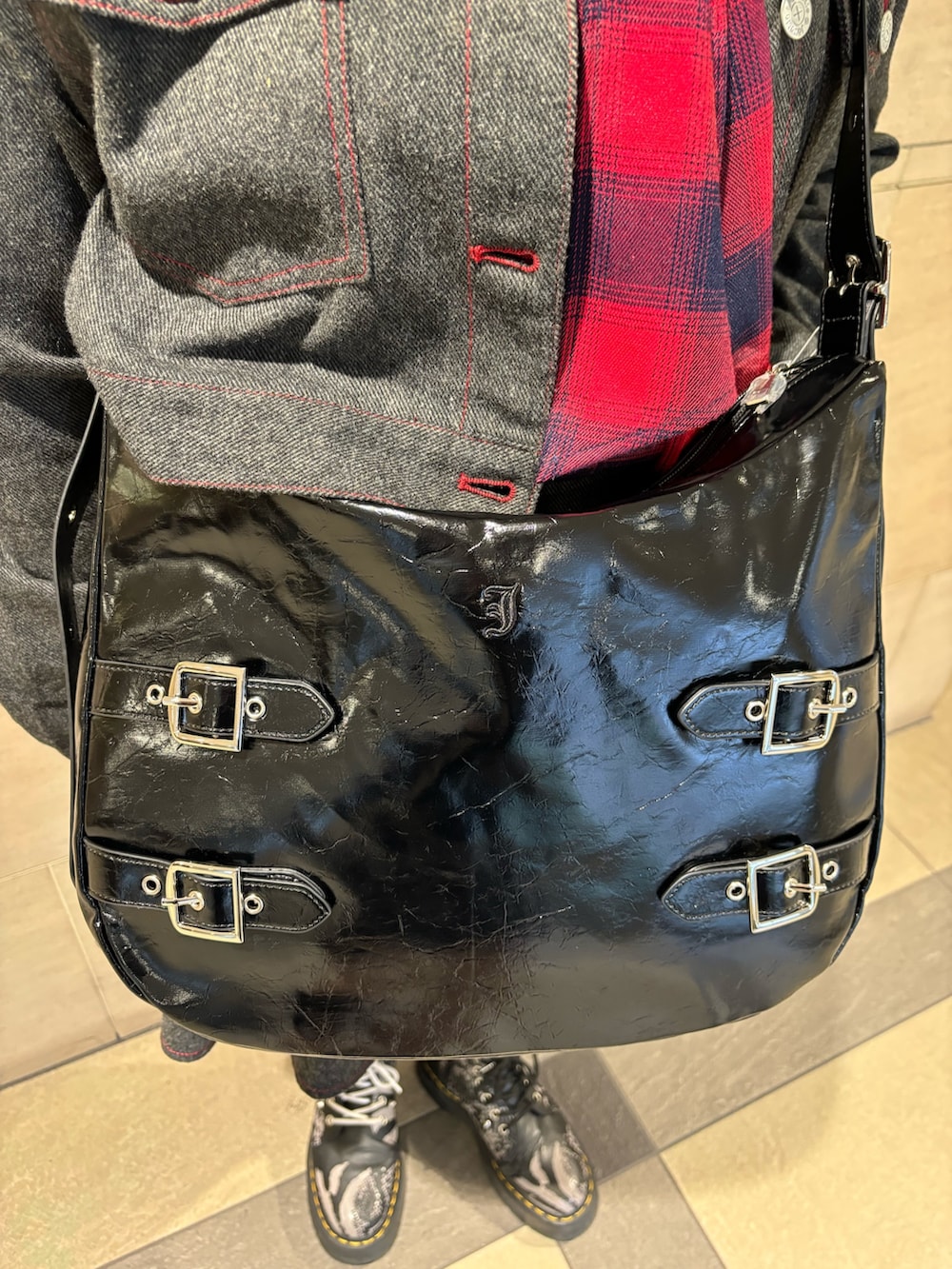 グレー系のワンピース、レッド系のシャツ/ブラウス、ブラック系のショルダーバッグを着用したレディースの秋コーディネートの8枚目の写真