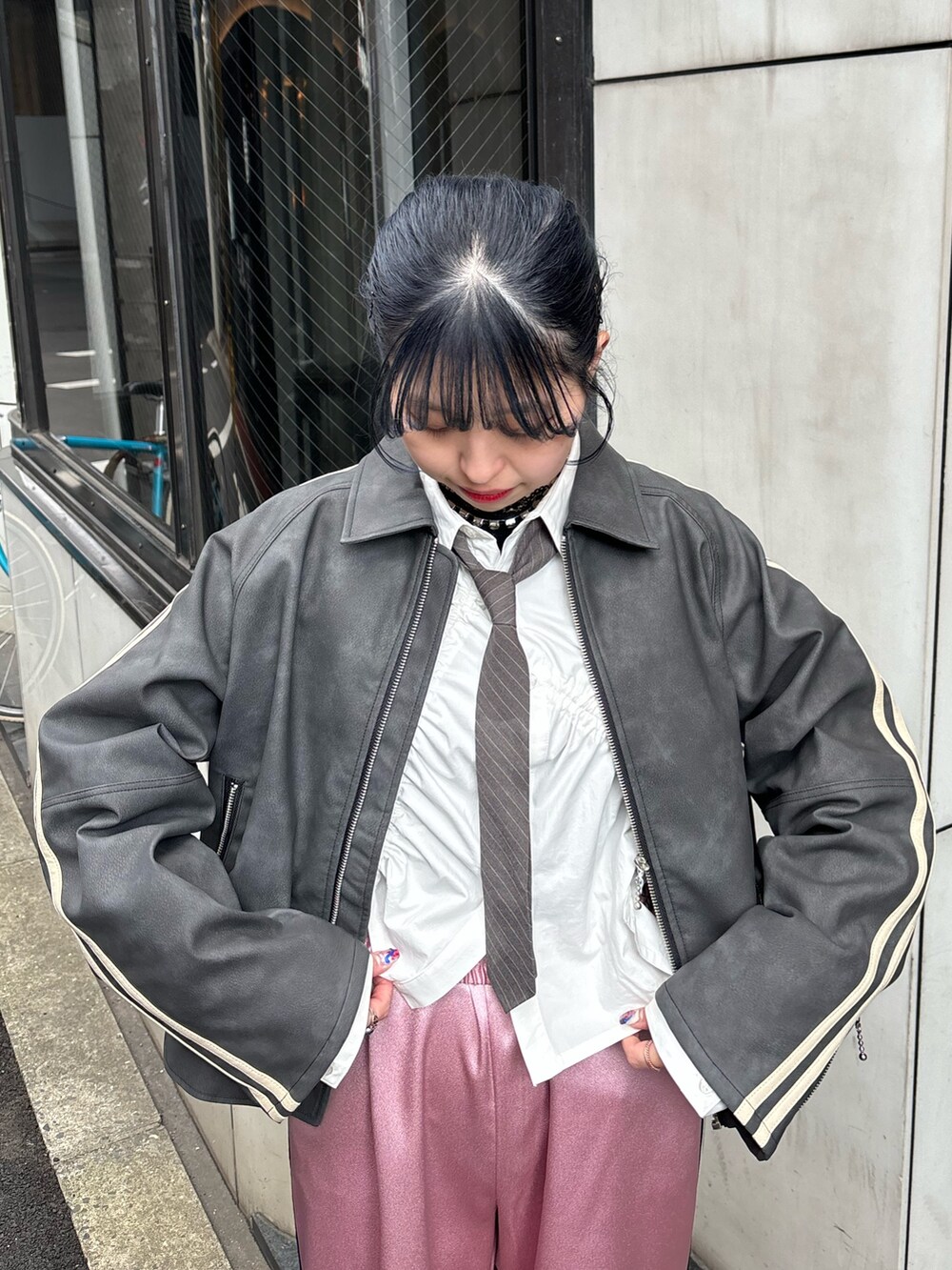 ピンク系のその他パンツ、ホワイト系のシャツ/ブラウス、ブラック系のブルゾンを着用したレディースの冬コーディネートの4枚目の写真