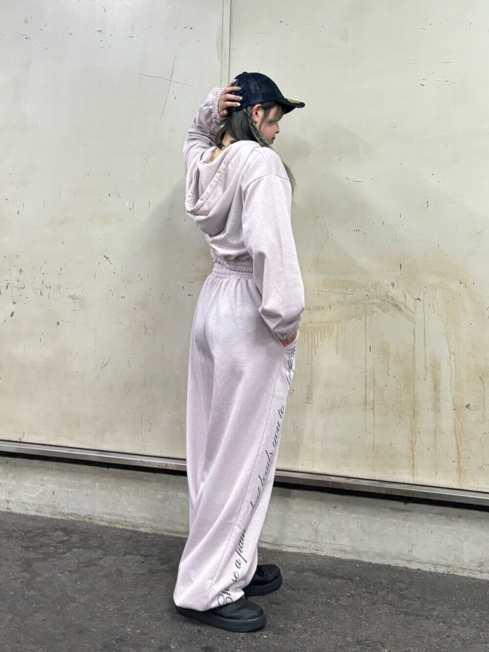 ピンク系のスウェットパンツ、ピンク系のパーカー、ホワイト系のアンサンブルを着用したレディースの春コーディネートの2枚目の写真