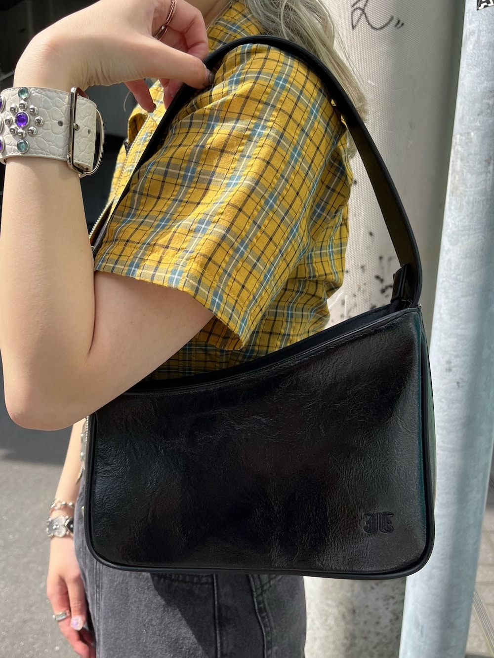 ブラック系のハンドバッグ、ブラック系のカーゴパンツ、ブラック系のタンクトップを着用したレディースの春コーディネートの8枚目の写真