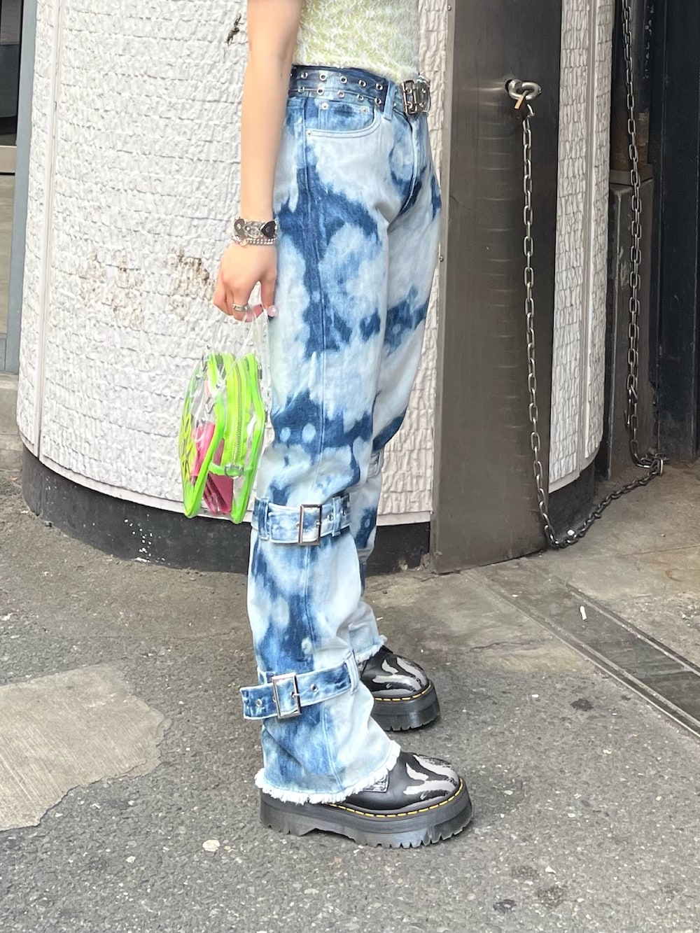 ホワイト系のTシャツ/カットソー、ブルー系のデニムパンツ、その他のボストンバッグを着用したレディースの春コーディネートの5枚目の写真