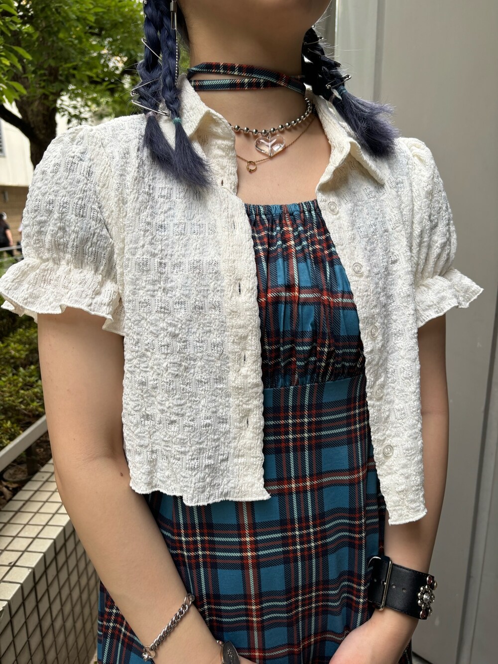 ブルー系のワンピース、ホワイト系のシャツ/ブラウス、ブラック系のショルダーバッグを着用したレディースの夏コーディネートの5枚目の写真