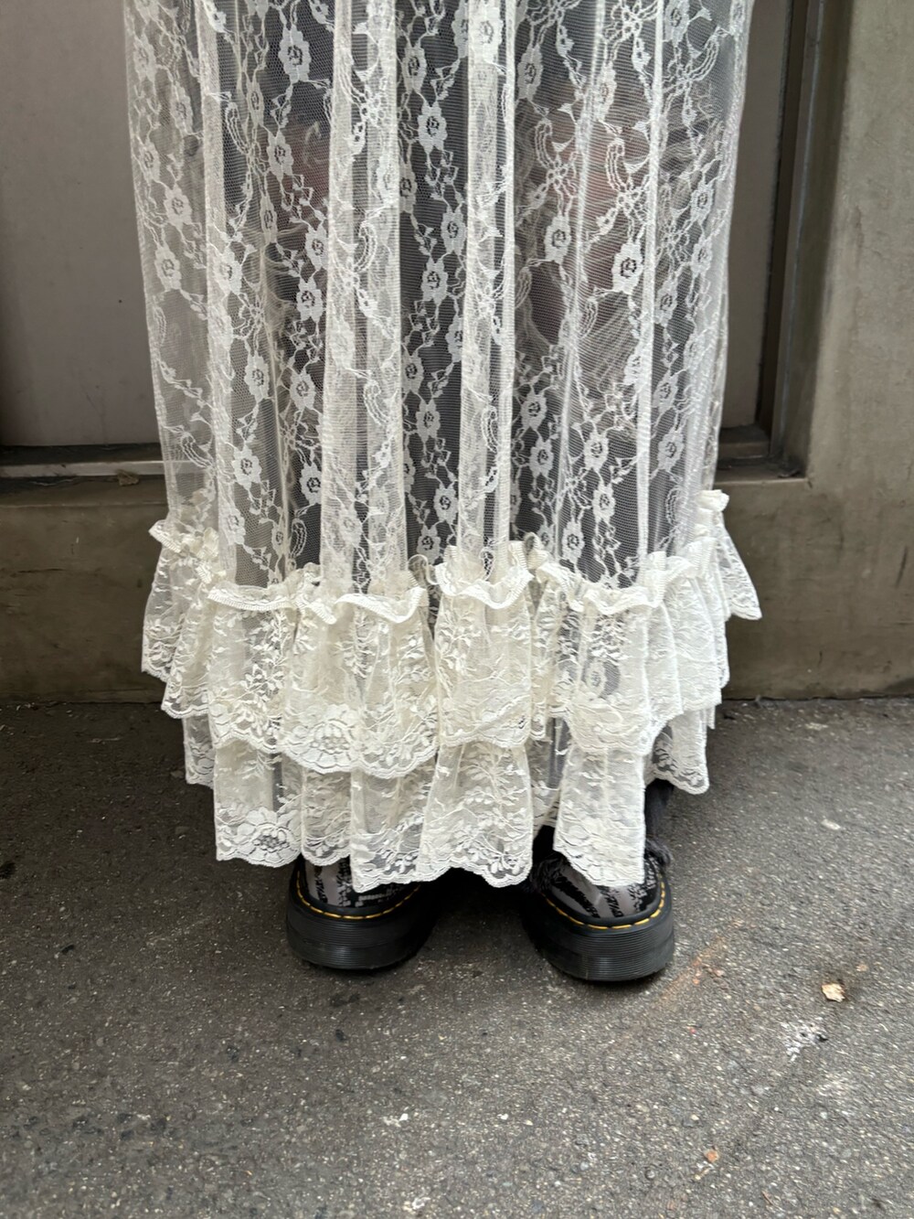 ホワイト系のワンピース、ブラック系のデニムパンツ、その他のトートバッグを着用したレディースの春コーディネートの9枚目の写真