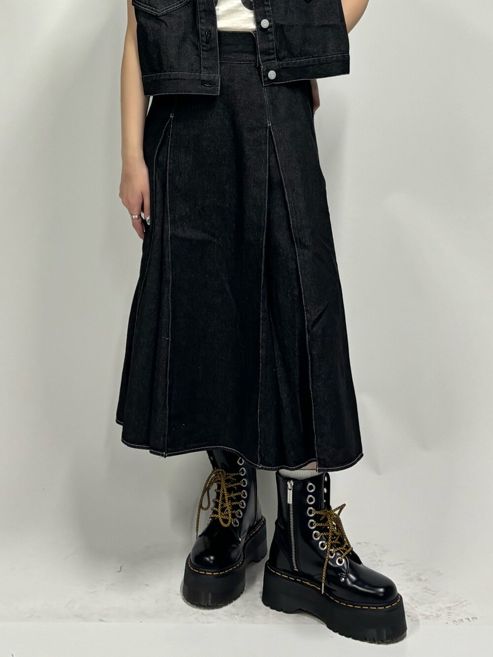 ブラック系のワンピース、ホワイト系のTシャツ/カットソー、ブラック系のその他シューズを着用したレディースの春コーディネートの8枚目の写真