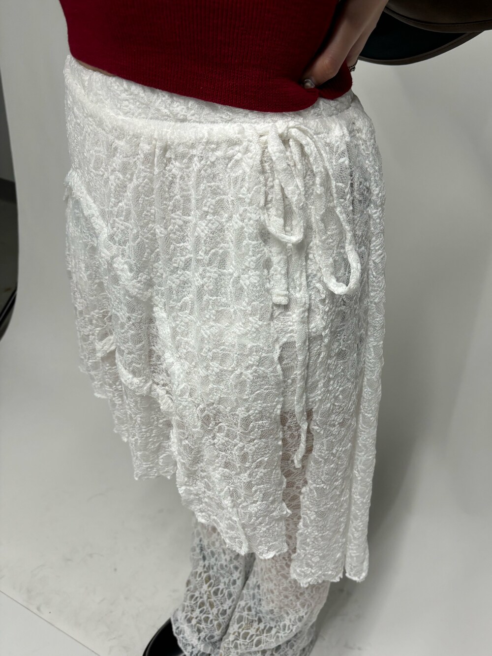 ホワイト系のその他パンツ、レッド系のニット/セーター、ブラウン系のベストを着用したレディースの春コーディネートの7枚目の写真