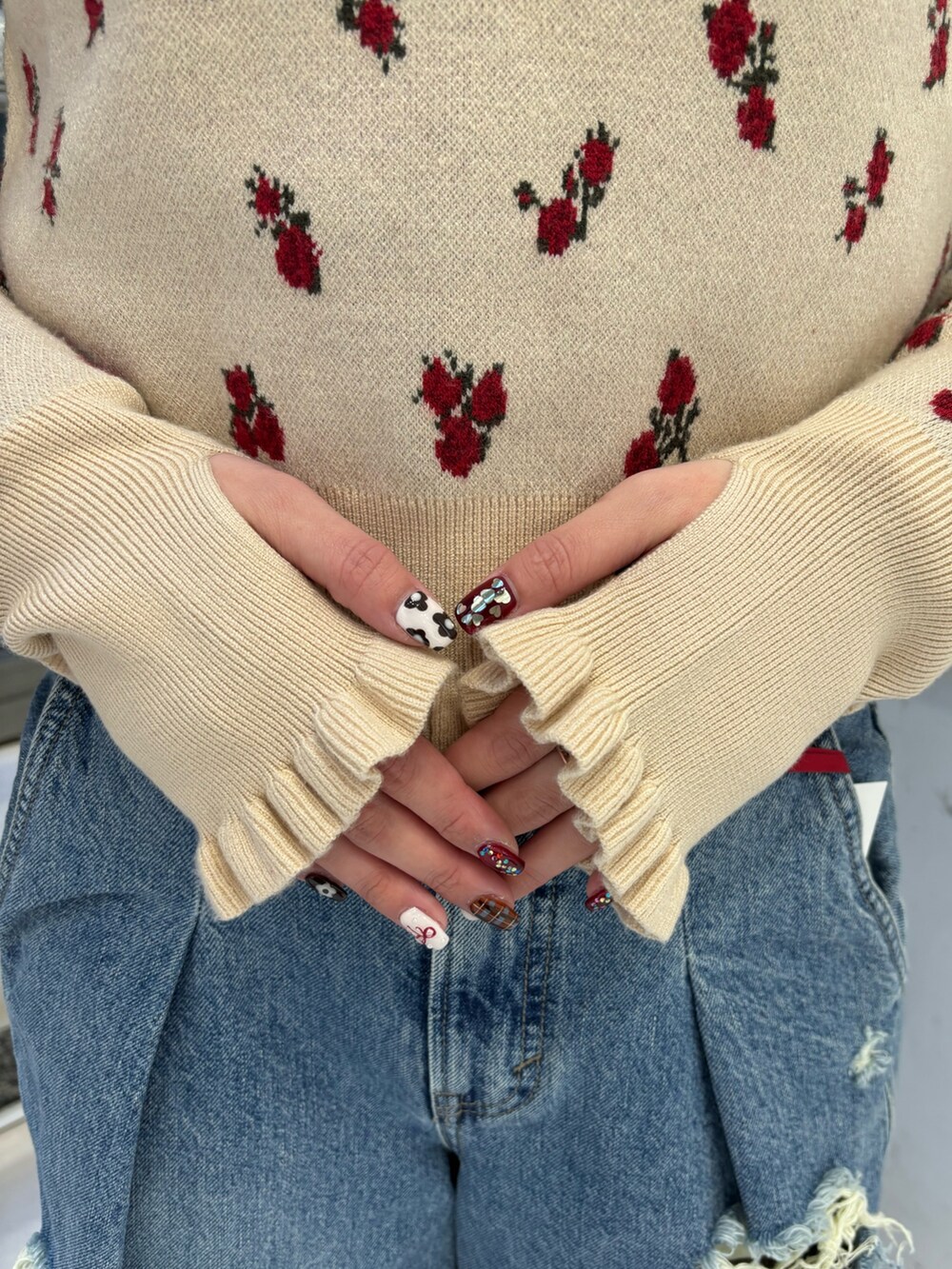 ブルー系のデニムパンツ、ブルー系のデニムパンツ、ホワイト系のニット/セーターを着用したレディースの冬コーディネートの7枚目の写真