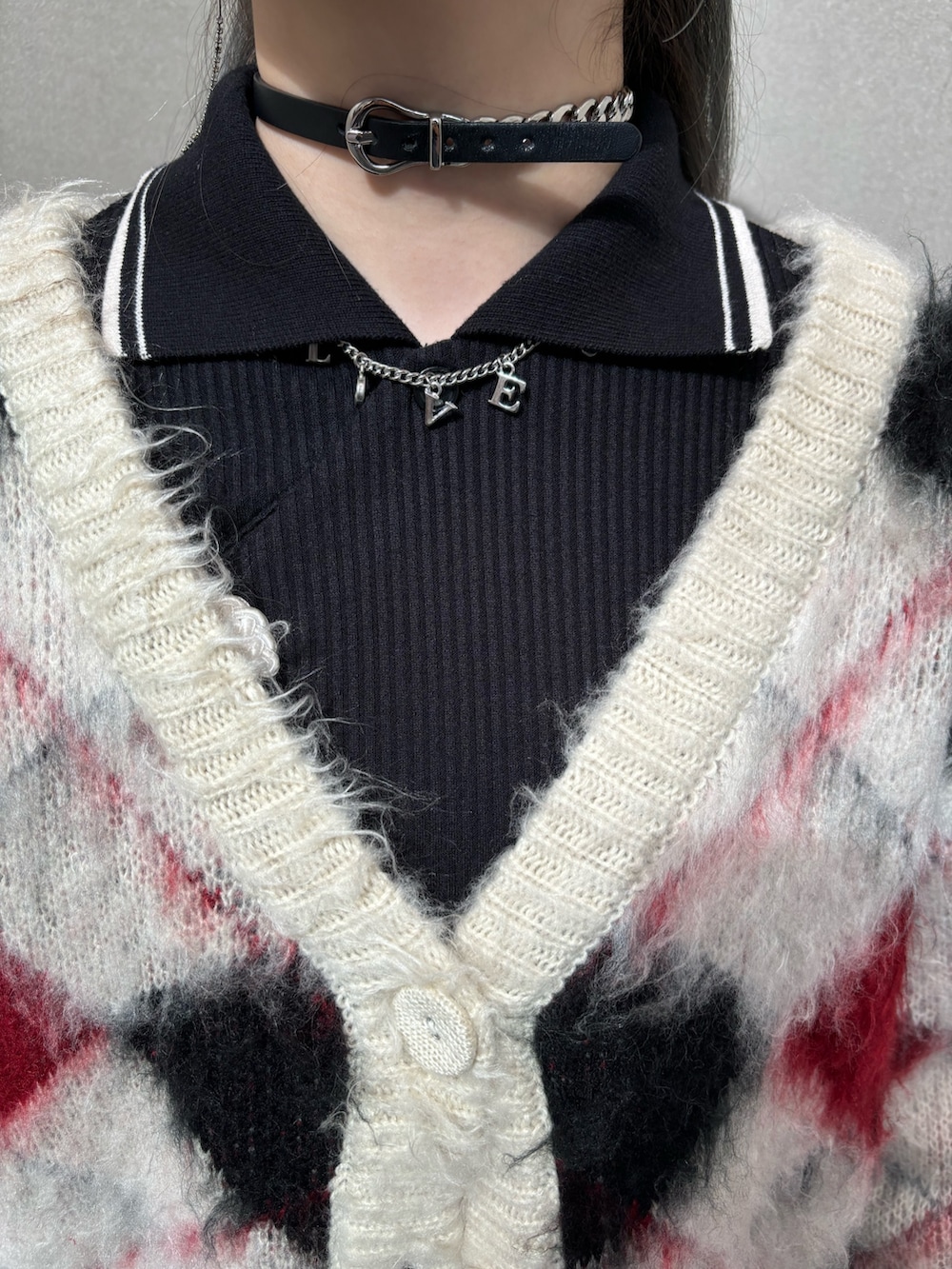 ブラック系のスカート、ホワイト系のカーディガン/ボレロ、ブラック系のTシャツ/カットソーを着用したレディースの秋コーディネートの6枚目の写真