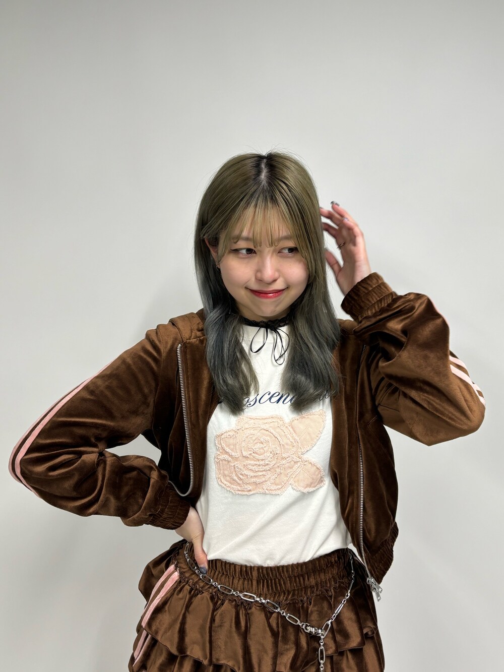 ブラウン系のスカート、ブラウン系のパーカー、ホワイト系のTシャツ/カットソーを着用したレディースの夏コーディネートの5枚目の写真