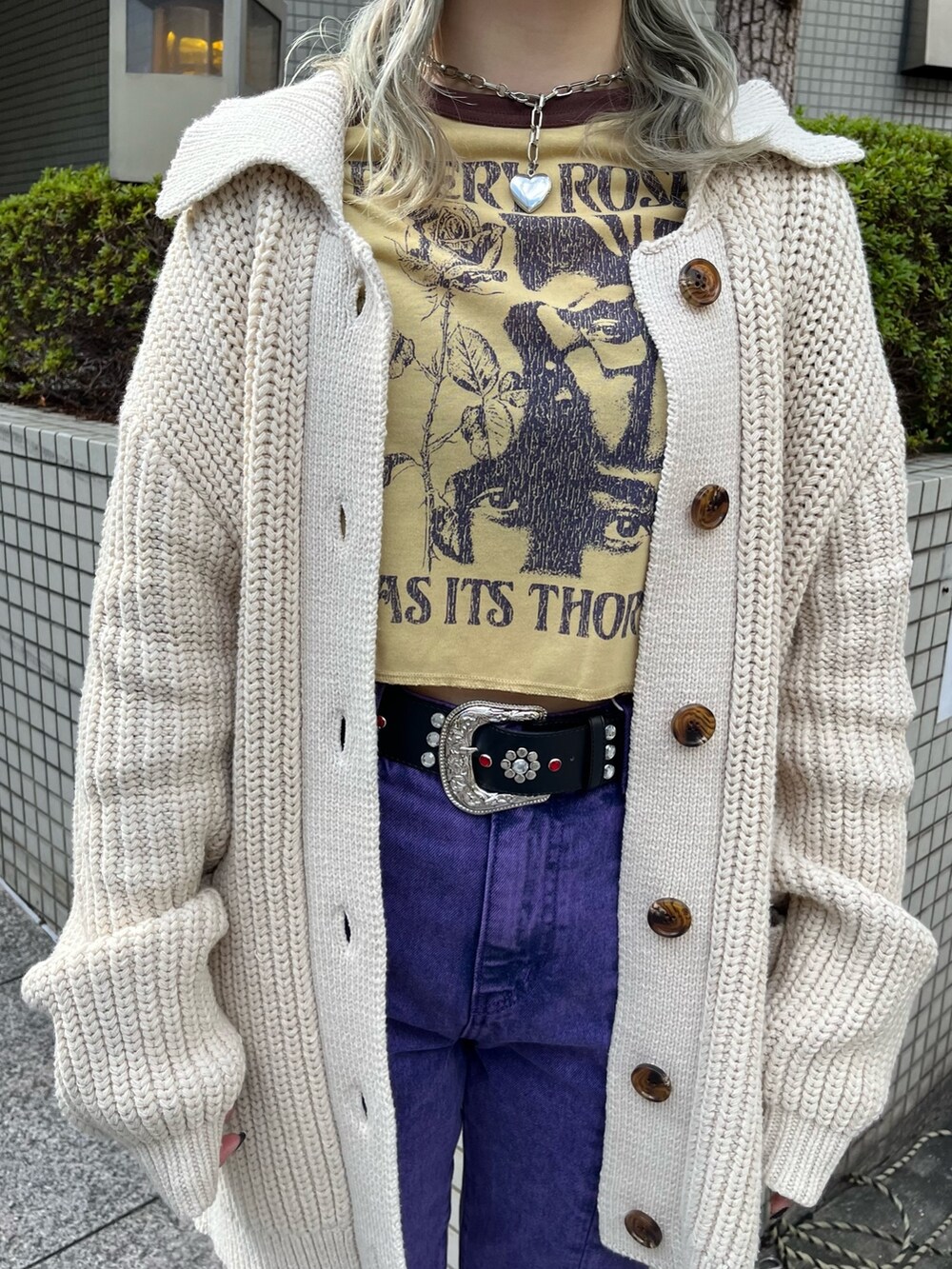 パープル系のデニムパンツ、ホワイト系のカーディガン/ボレロ、イエロー系のTシャツ/カットソーを着用したレディースの秋コーディネートの7枚目の写真