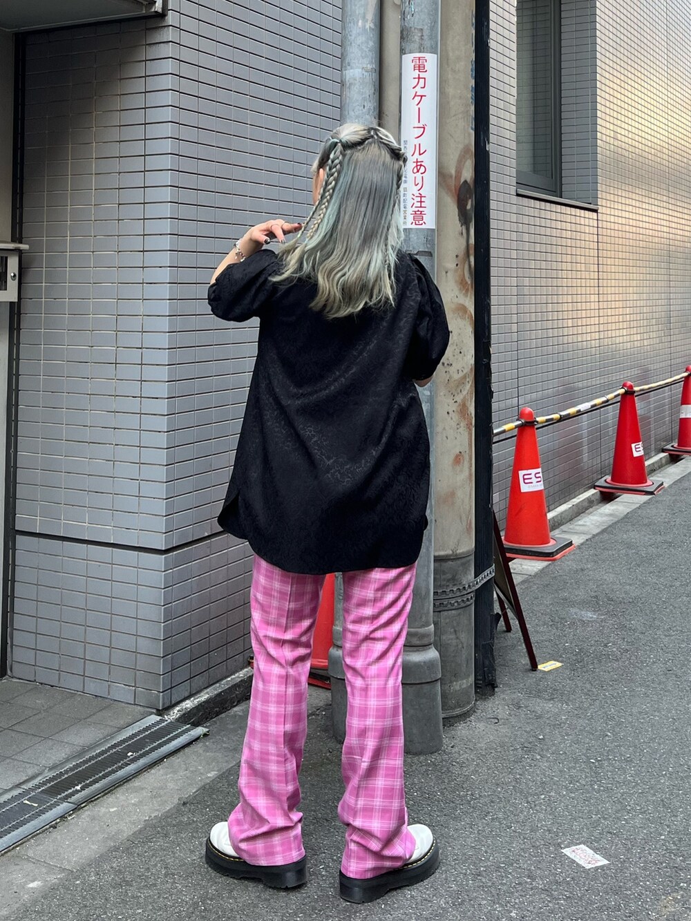 ブラック系のシャツ/ブラウス、ピンク系のその他パンツを着用したレディースの春コーディネートの3枚目の写真