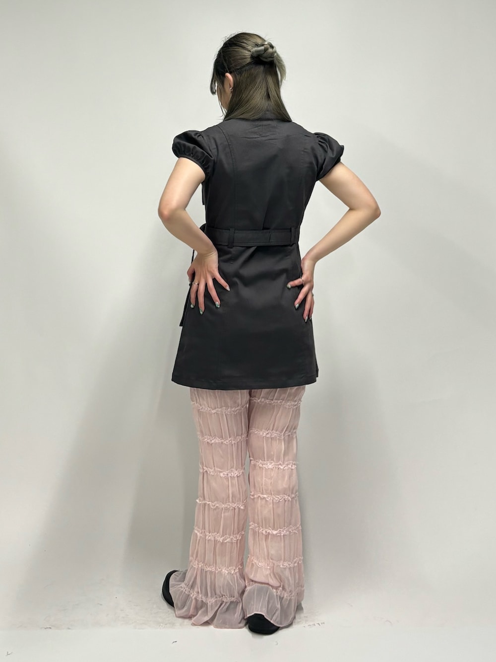 ピンク系のその他パンツ、ブラック系のワンピースを着用したレディースの春コーディネートの3枚目の写真