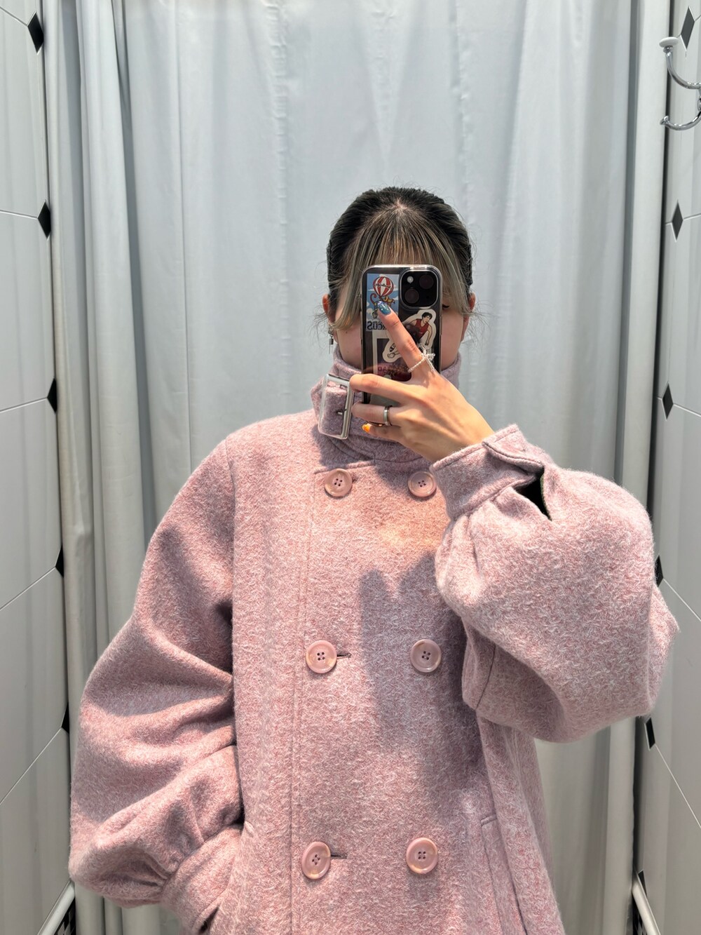 ピンク系のその他アウター、ブラック系のブーツ、その他のネックレスを着用したレディースの夏コーディネートの3枚目の写真