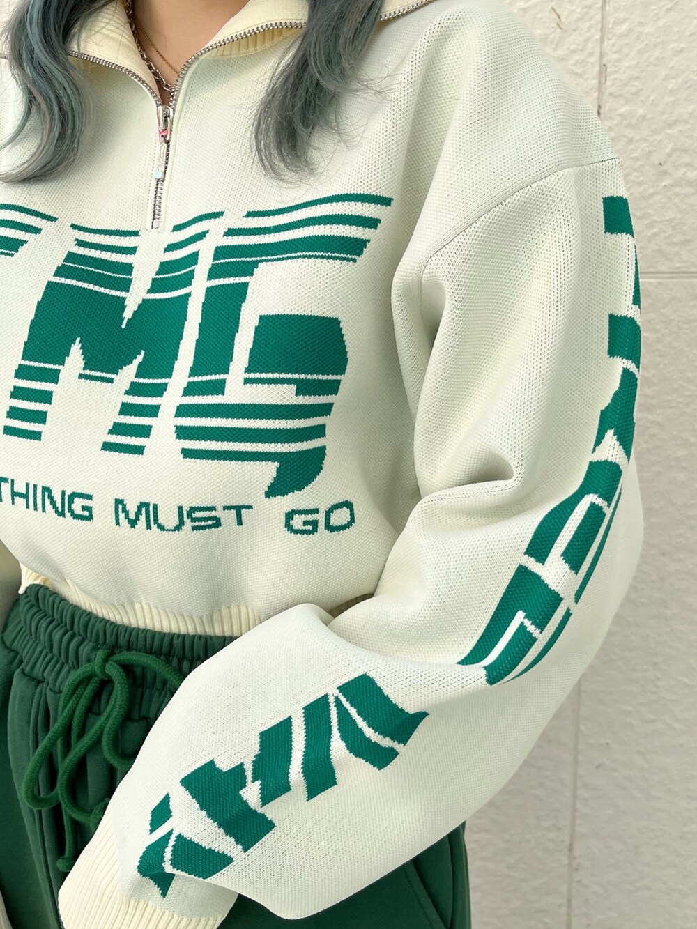 グリーン系のスウェットパンツ、ホワイト系のニット/セーター、シルバー系のネックレスを着用したレディースの冬コーディネートの8枚目の写真