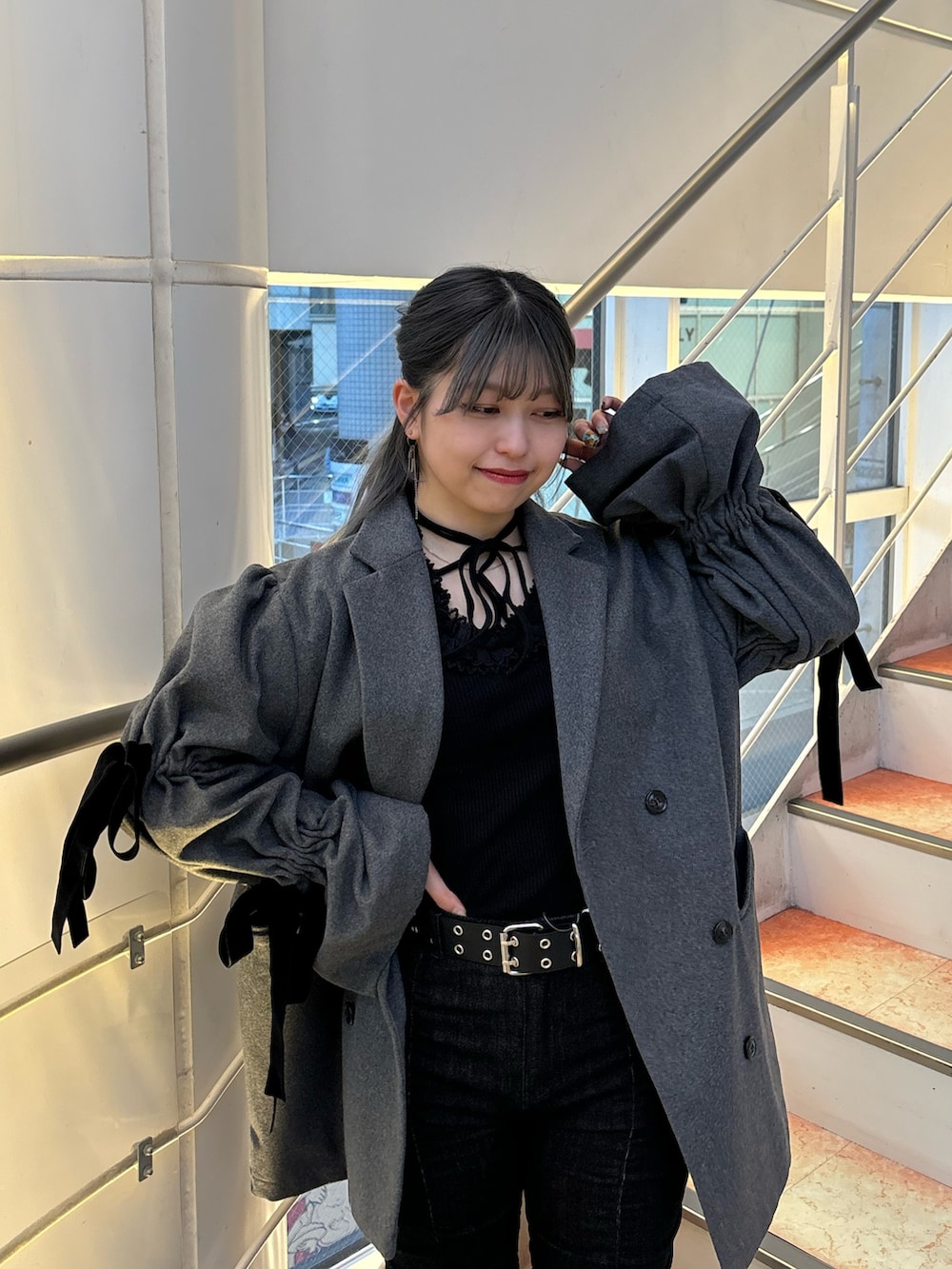 ブラック系のデニムパンツ、グレー系のその他アウター、ブラック系のTシャツ/カットソーを着用したレディースの秋コーディネートの4枚目の写真