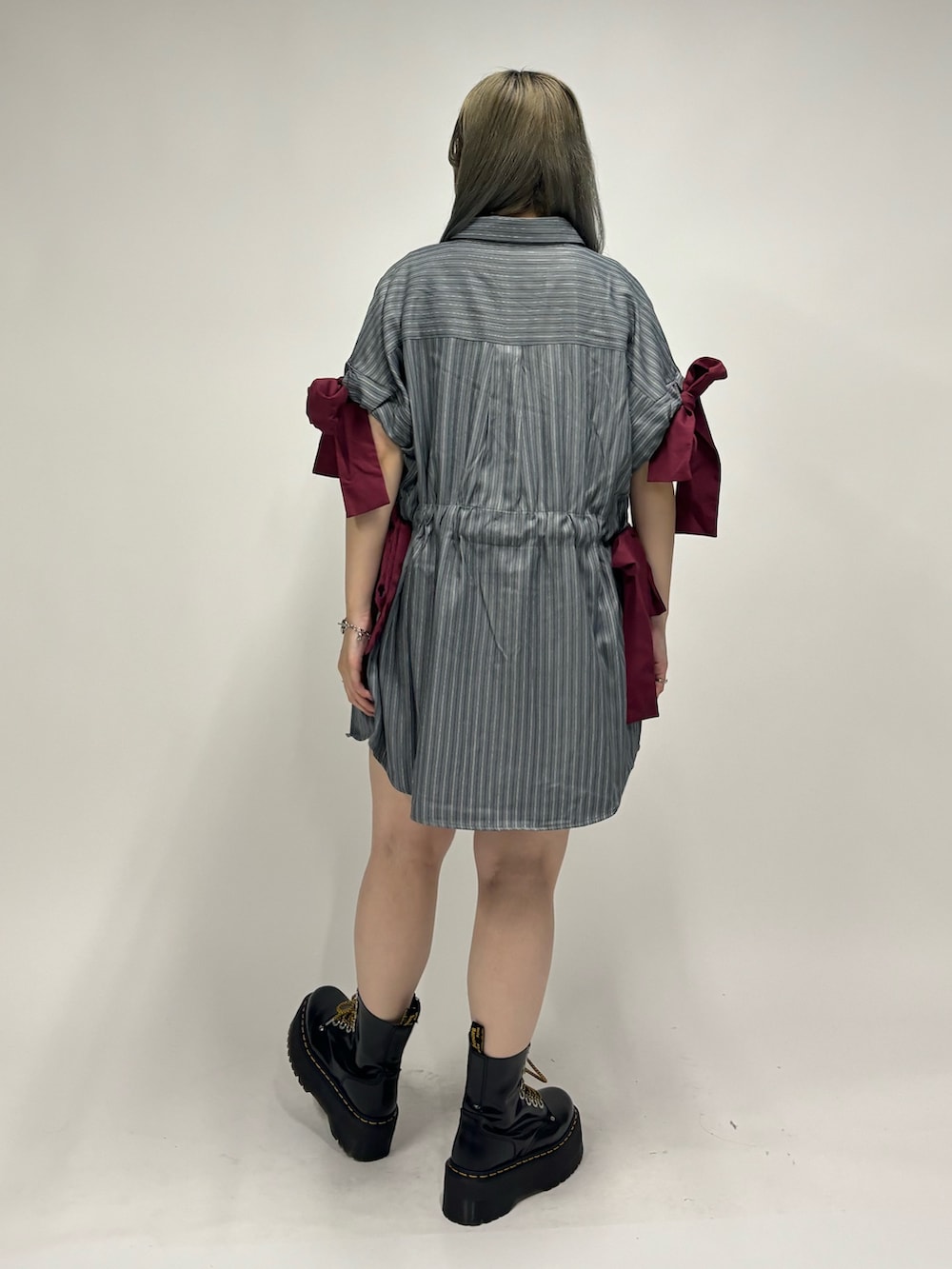 ホワイト系のその他パンツ、グレー系のシャツ/ブラウス、ブラック系のTシャツ/カットソーを着用したレディースの夏コーディネートの3枚目の写真