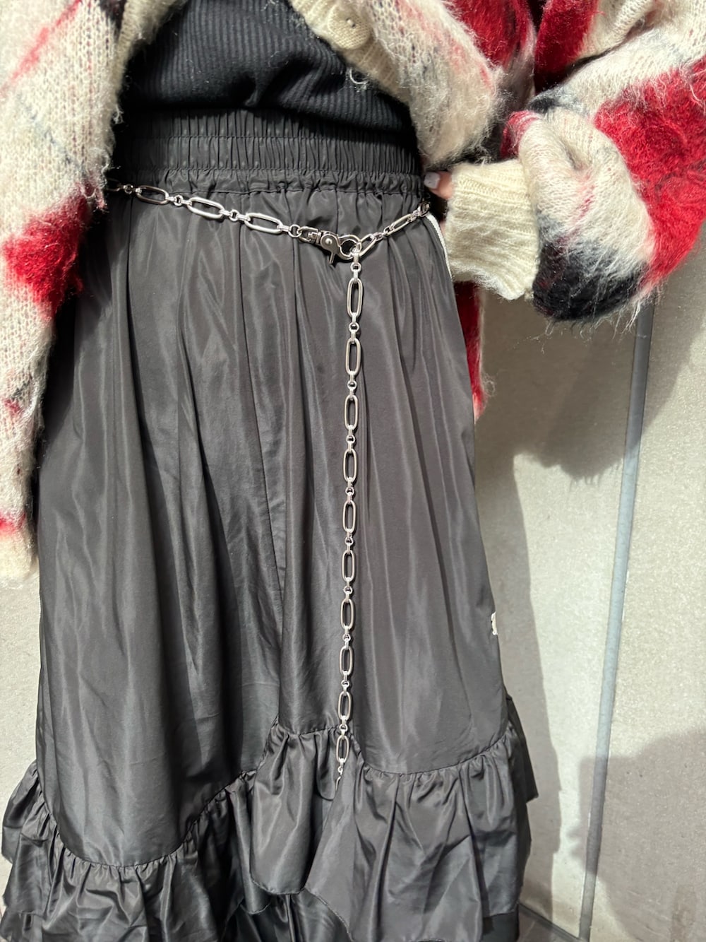 ブラック系のスカート、ホワイト系のカーディガン/ボレロ、ブラック系のTシャツ/カットソーを着用したレディースの秋コーディネートの8枚目の写真