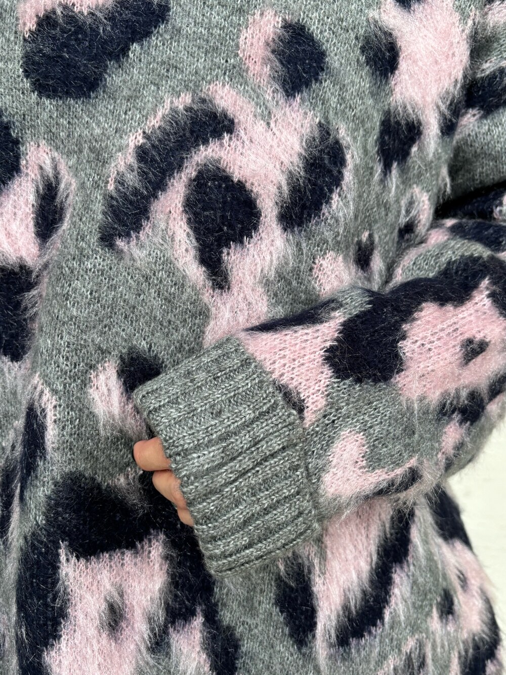 ブルー系のブーツ、ブルー系のスカート、グレー系のニット/セーターを着用したレディースの秋コーディネートの5枚目の写真