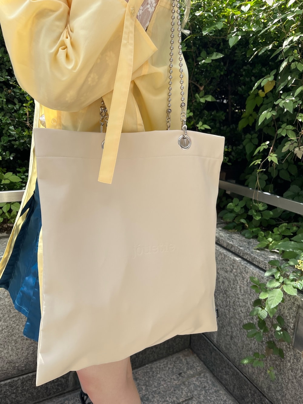 ブルー系のその他パンツ、ホワイト系のハンドバッグ、ホワイト系のTシャツ/カットソーを着用したレディースの夏コーディネートの6枚目の写真