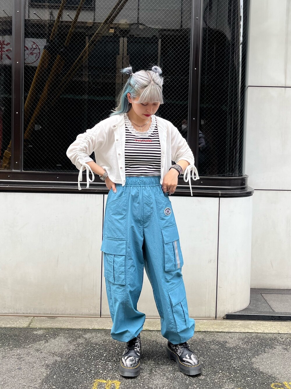 その他のタンクトップ、ホワイト系のTシャツ/カットソー、ブルー系のカーゴパンツを着用したレディースの夏コーディネートの2枚目の写真