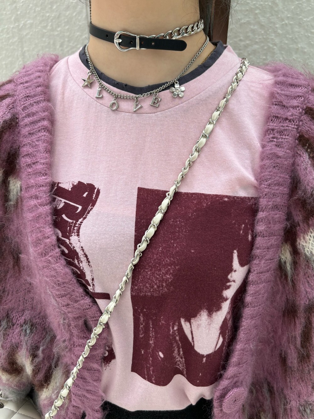 ブラック系のその他パンツ、ホワイト系のショルダーバッグ、ピンク系のTシャツ/カットソーを着用したレディースの秋コーディネートの6枚目の写真