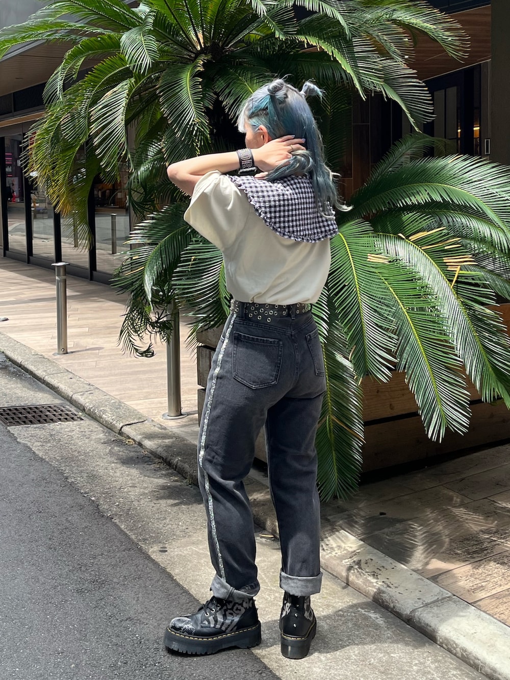 ホワイト系のTシャツ/カットソー、ブラック系のデニムパンツ、パープル系のワンピースを着用したレディースの夏コーディネートの5枚目の写真