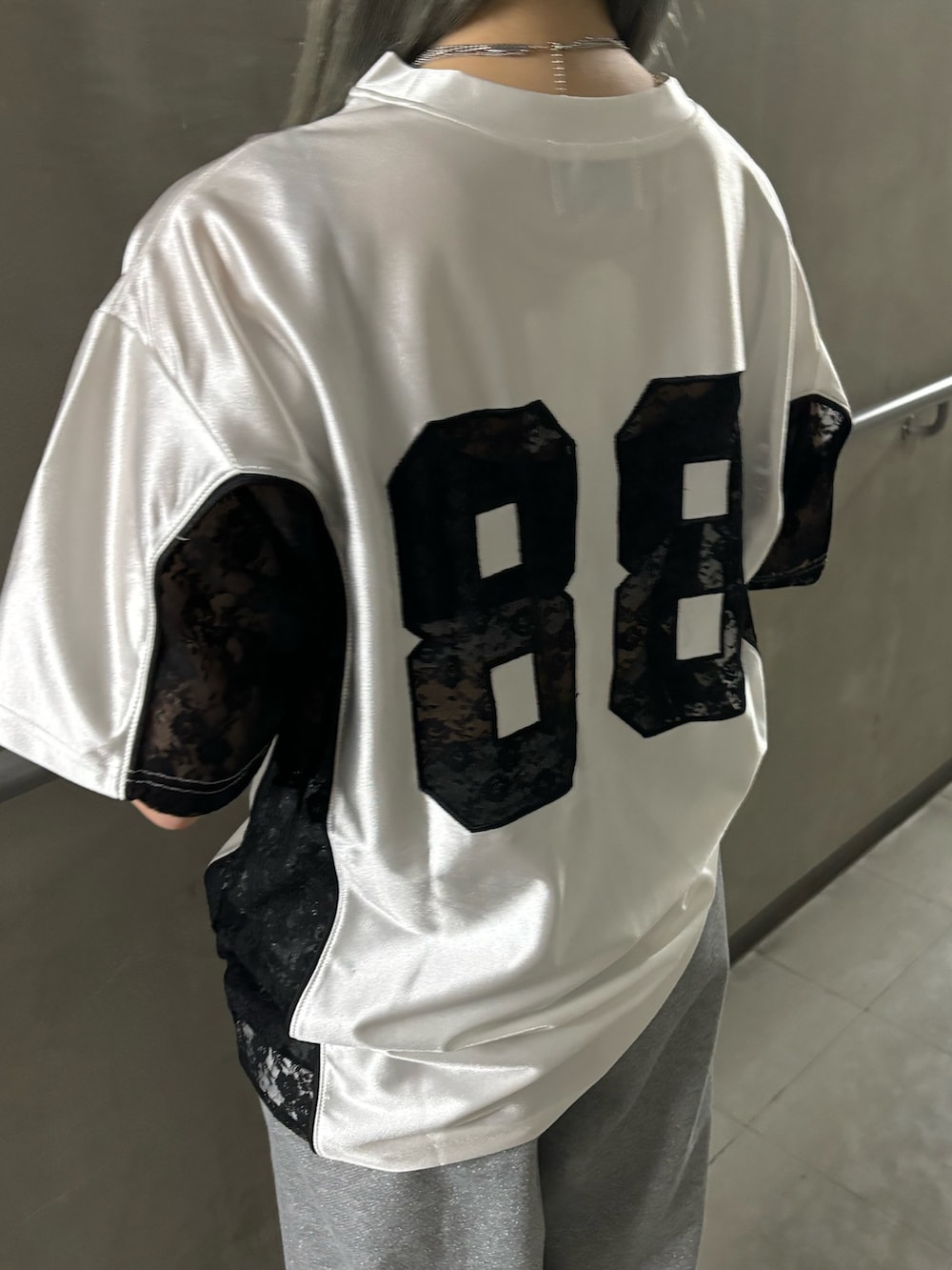 グレー系のスウェットパンツ、ホワイト系のTシャツ/カットソー、シルバー系のネックレスを着用したレディースの春コーディネートの7枚目の写真