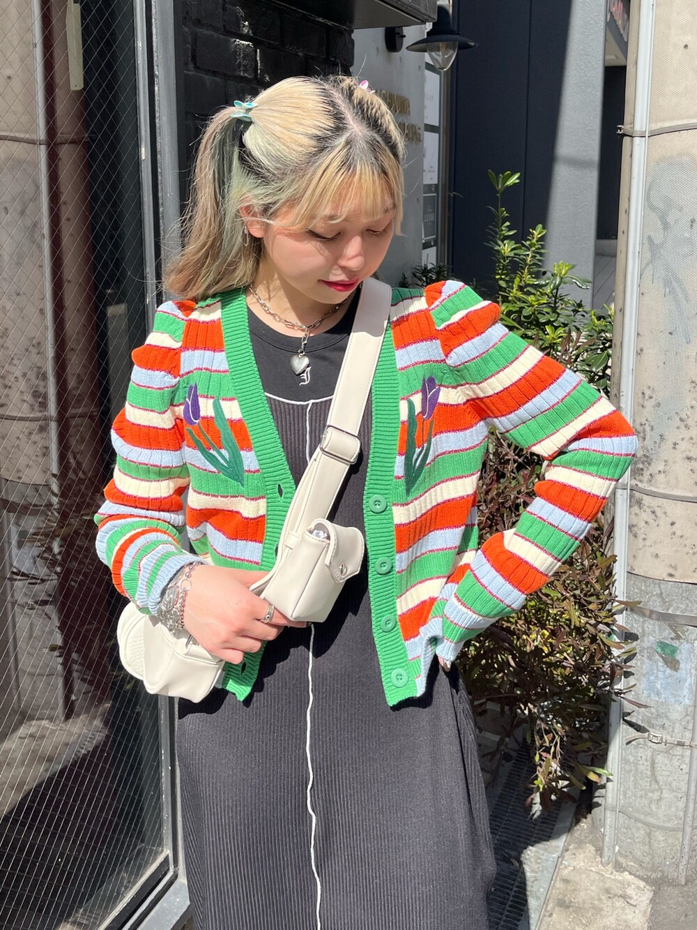 ブラック系のワンピース、ブラック系のタンクトップ、グリーン系のバレッタ/ヘアクリップを着用したレディースの春コーディネートの5枚目の写真