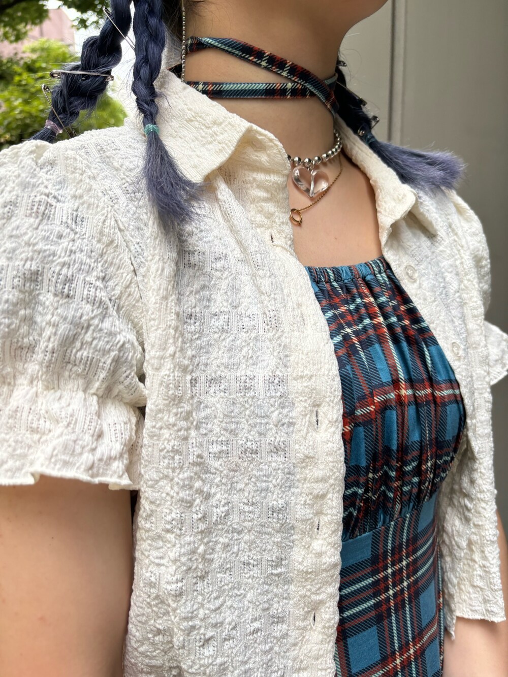 ブルー系のワンピース、ホワイト系のシャツ/ブラウス、ブラック系のショルダーバッグを着用したレディースの夏コーディネートの7枚目の写真