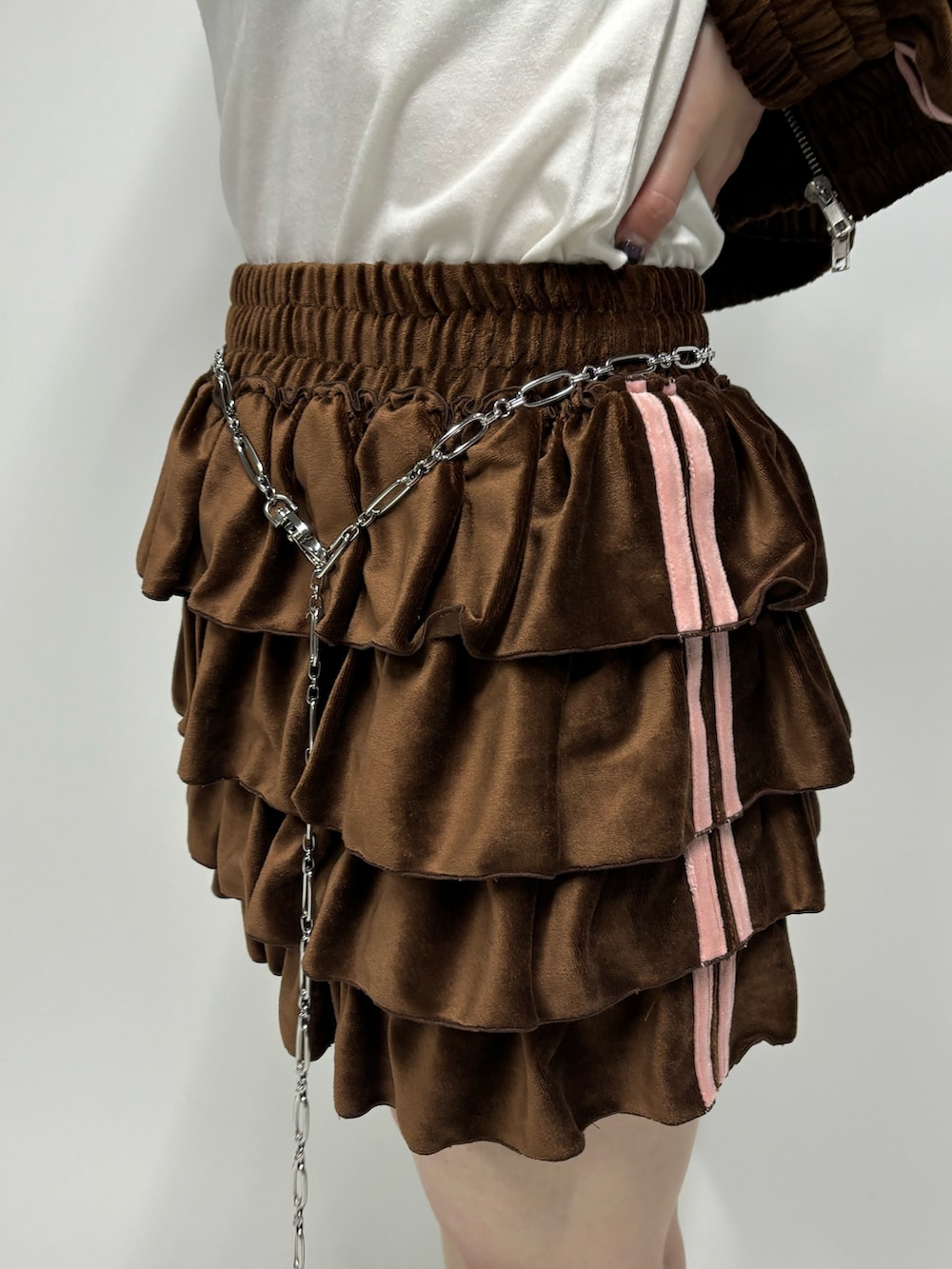 ブラウン系のスカート、ブラウン系のパーカー、ホワイト系のTシャツ/カットソーを着用したレディースの夏コーディネートの8枚目の写真