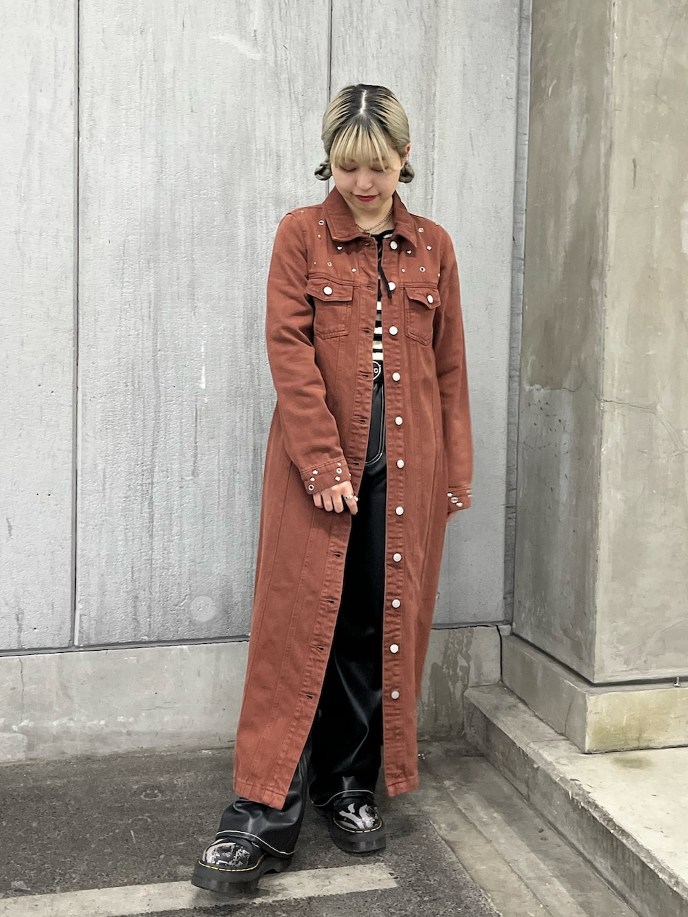 ホワイト系のニット/セーター、ブラウン系のワンピース、ブラック系のその他パンツを着用したレディースの冬コーディネートの2枚目の写真