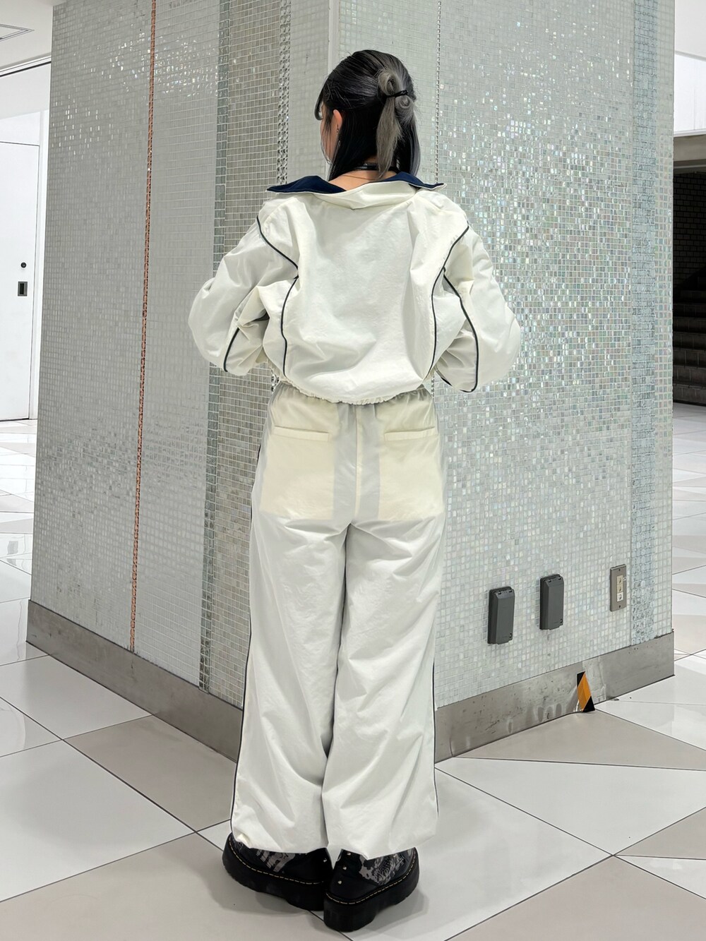 ホワイト系のその他パンツ、ホワイト系のブルゾン、グレー系のワンピースを着用したレディースの秋コーディネートの3枚目の写真