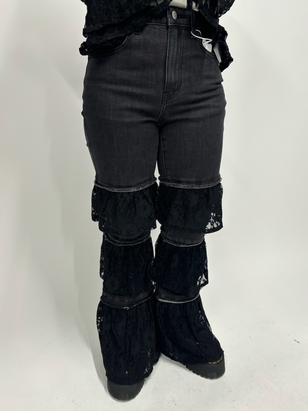 ブラック系のデニムパンツ、ブラック系のその他シューズ、ホワイト系のTシャツ/カットソーを着用したレディースの夏コーディネートの7枚目の写真