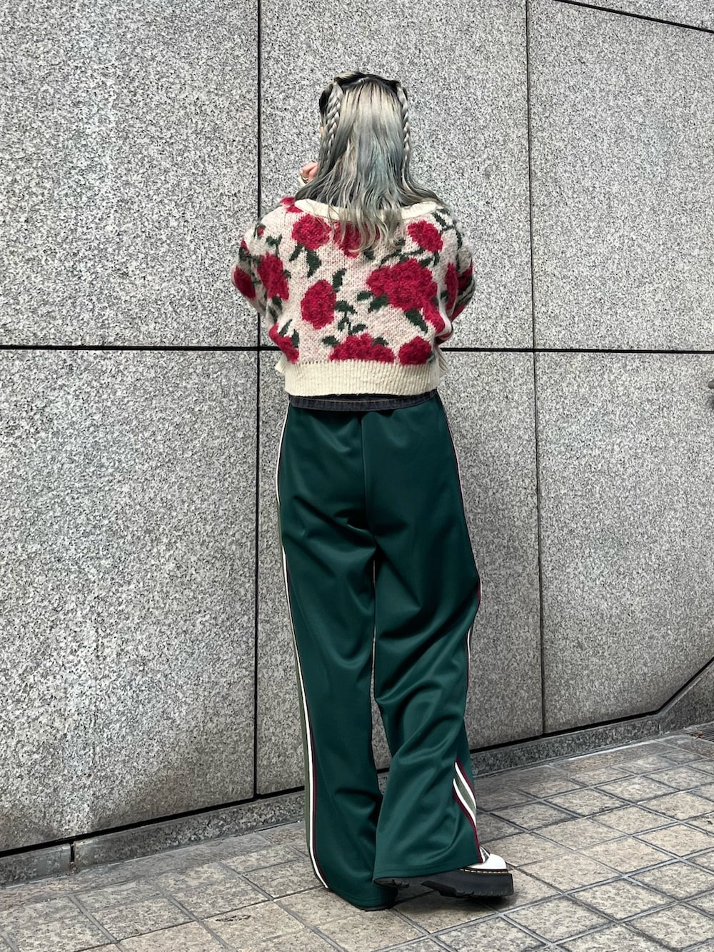 ホワイト系のカーディガン/ボレロ、ホワイト系のTシャツ/カットソー、グリーン系のその他パンツを着用したレディースの秋コーディネートの4枚目の写真