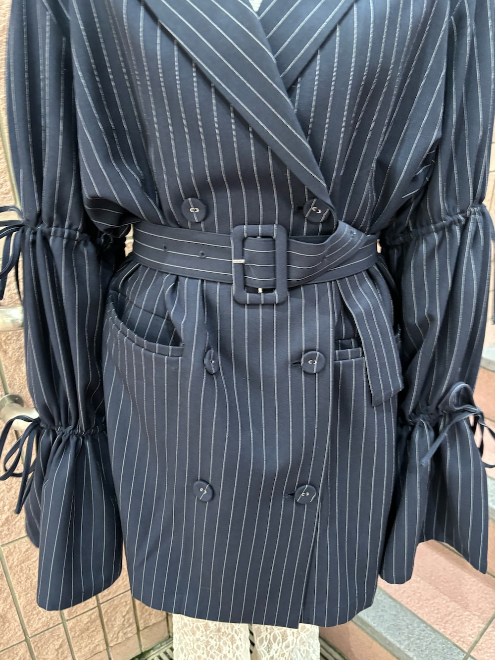 ブルー系のテーラードジャケット、ホワイト系のTシャツ/カットソー、ホワイト系のその他パンツを着用したレディースの冬コーディネートの6枚目の写真