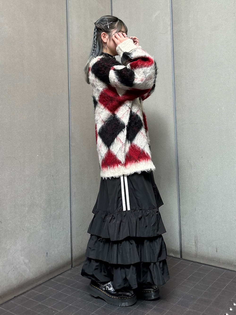 ブラック系のスカート、ホワイト系のカーディガン/ボレロ、ブラック系のTシャツ/カットソーを着用したレディースの秋コーディネートの2枚目の写真