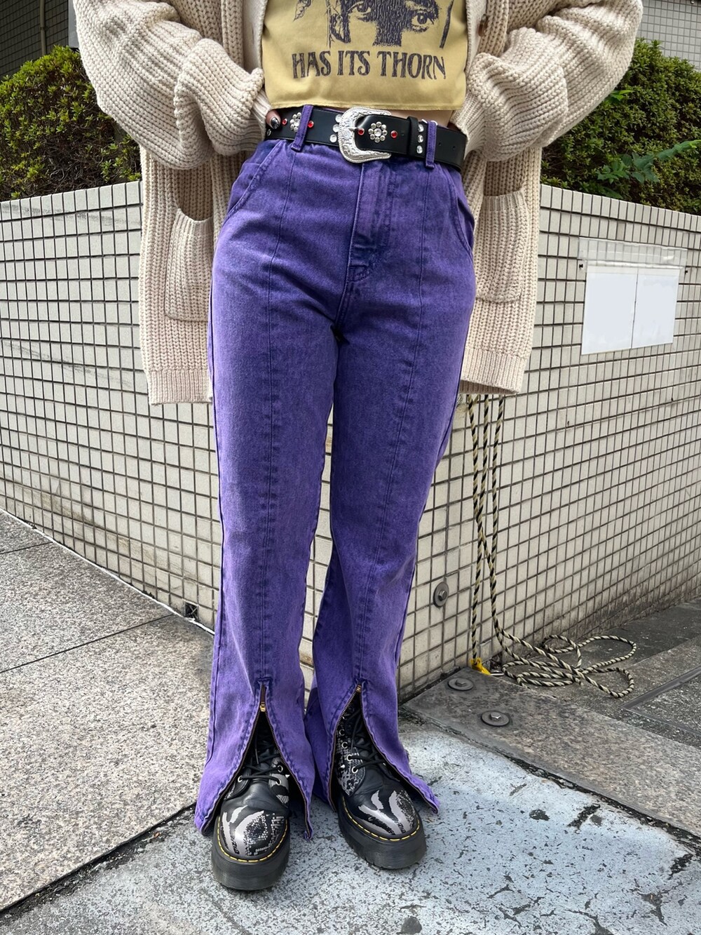 パープル系のデニムパンツ、ホワイト系のカーディガン/ボレロ、イエロー系のTシャツ/カットソーを着用したレディースの秋コーディネートの8枚目の写真