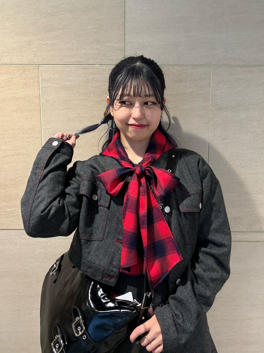 グレー系のワンピース、レッド系のシャツ/ブラウス、ブラック系のショルダーバッグを着用したレディースの秋コーディネートの4枚目の写真