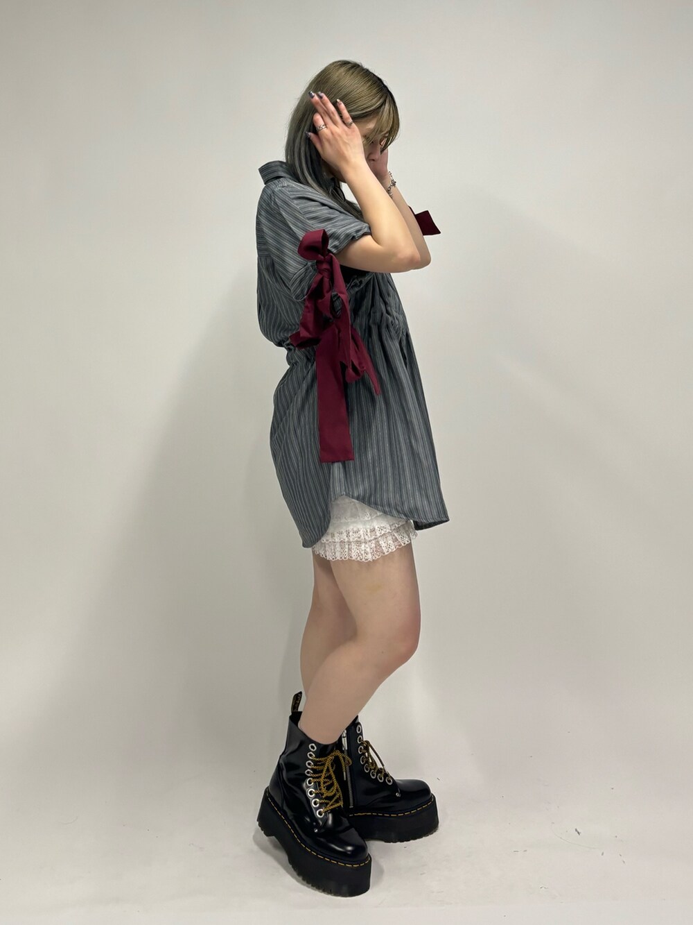 ホワイト系のその他パンツ、グレー系のシャツ/ブラウス、ブラック系のTシャツ/カットソーを着用したレディースの夏コーディネートの2枚目の写真