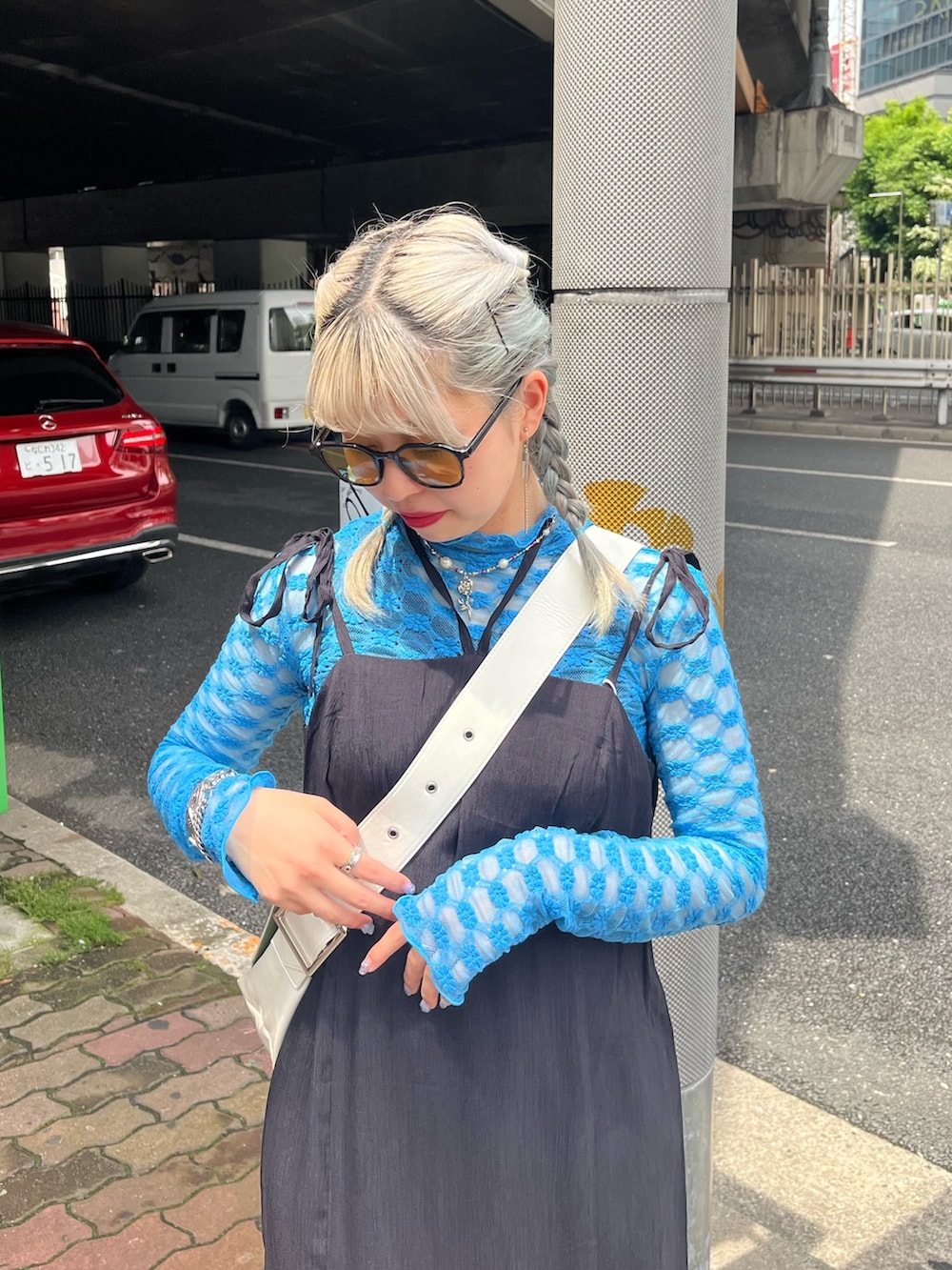 ブルー系のTシャツ/カットソー、ブラック系のワンピース、シルバー系のネックレスを着用したレディースの夏コーディネートの4枚目の写真