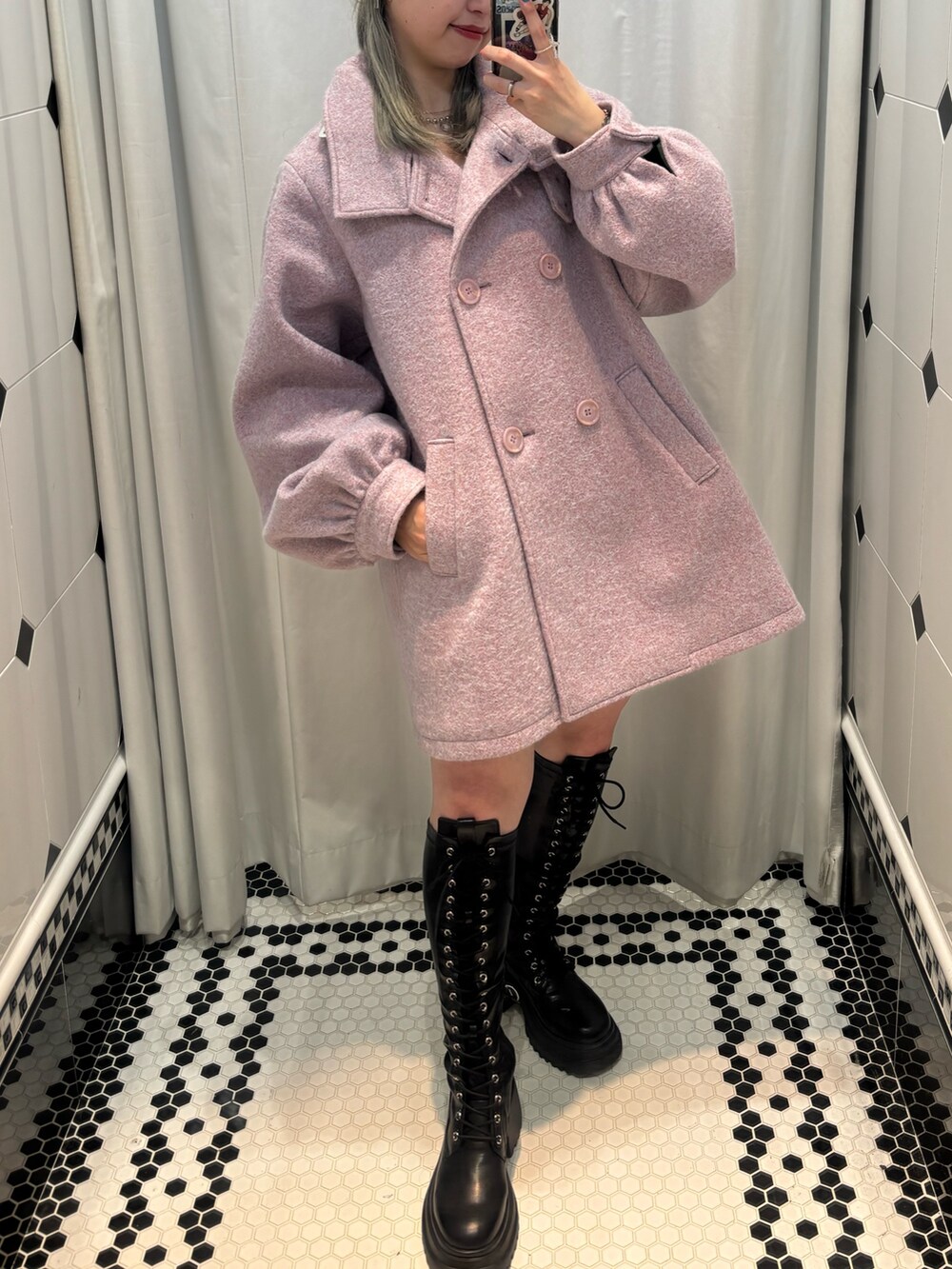 ピンク系のその他アウター、ブラック系のブーツ、その他のネックレスを着用したレディースの夏コーディネートの4枚目の写真