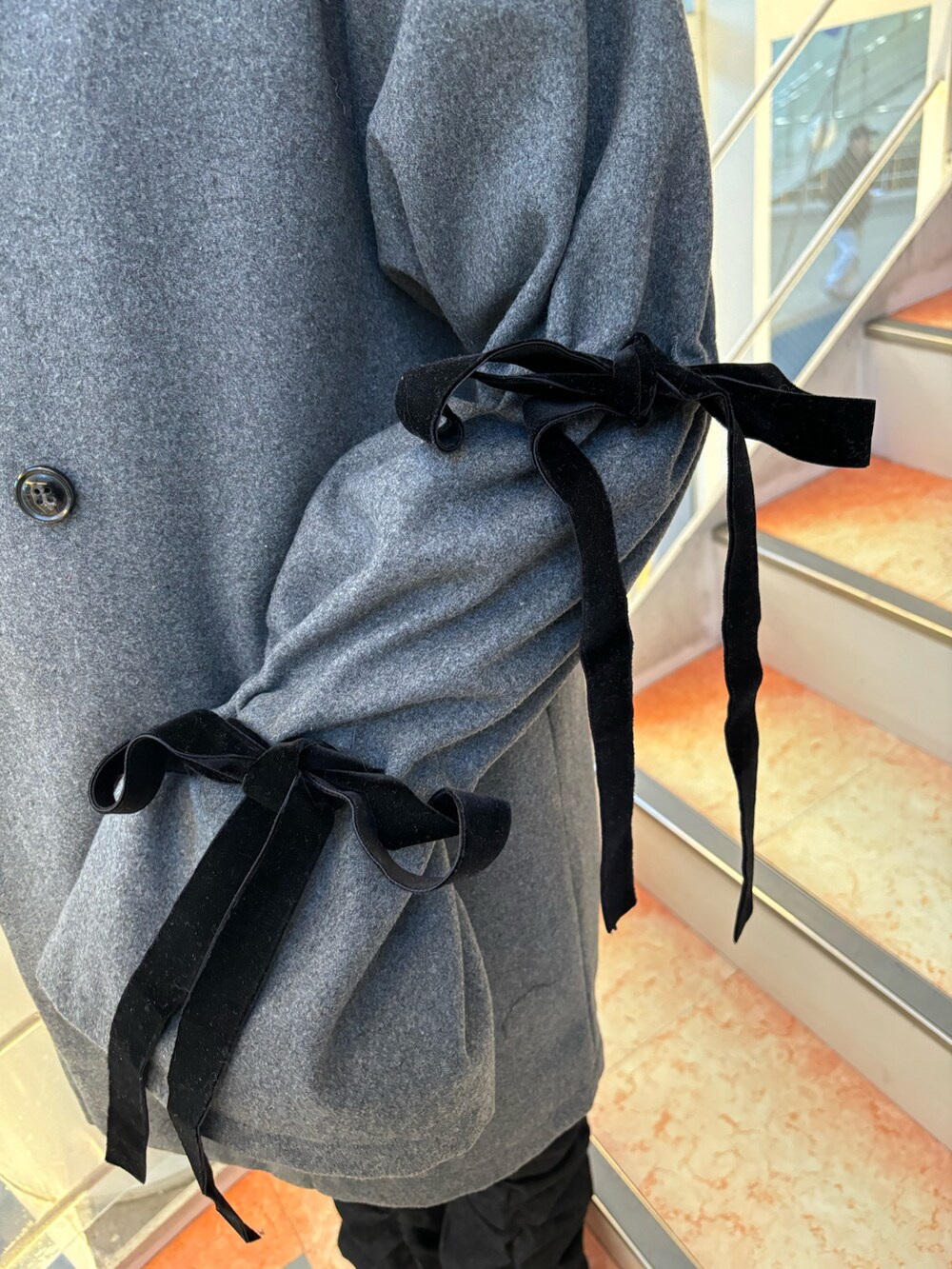 ブラック系のデニムパンツ、グレー系のその他アウター、ブラック系のTシャツ/カットソーを着用したレディースの秋コーディネートの6枚目の写真