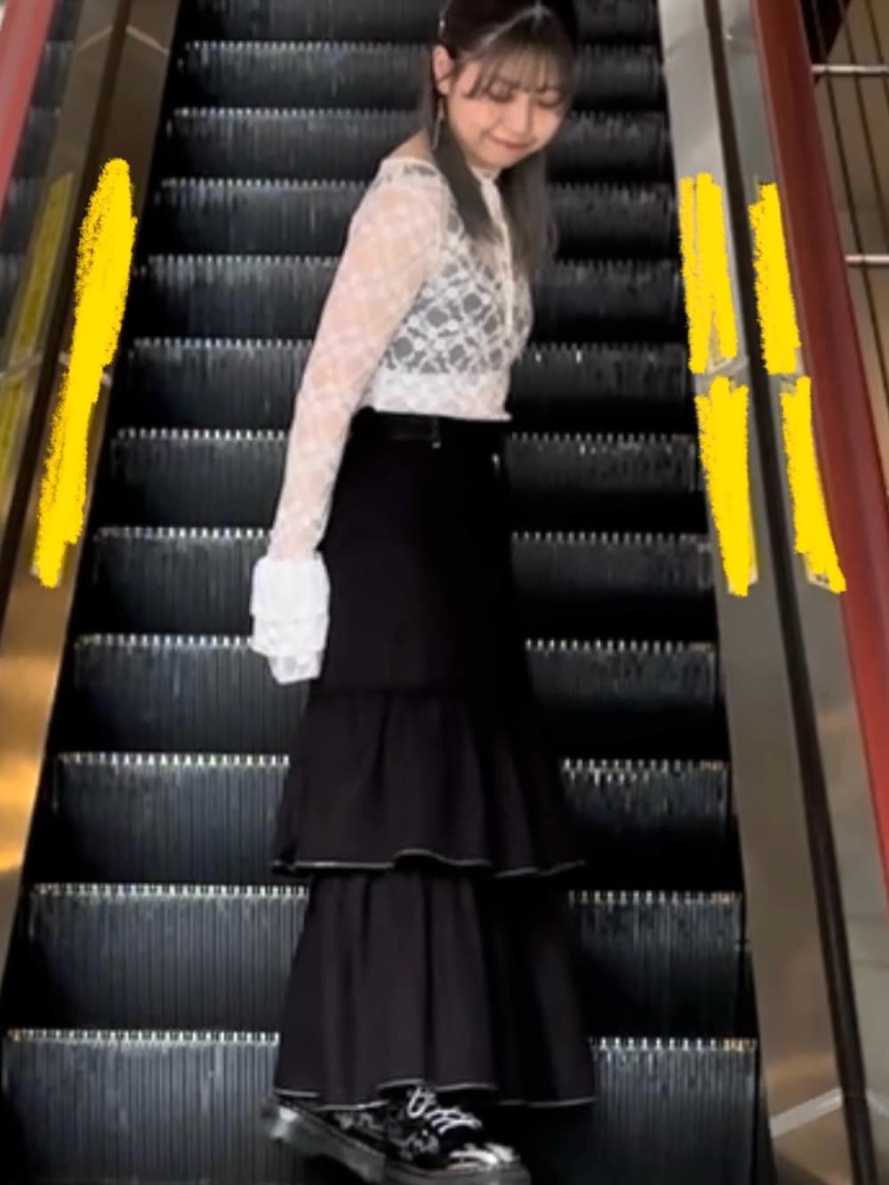 ブラック系のワンピース、ホワイト系のTシャツ/カットソー、シルバー系のネックレスを着用したレディースの秋コーディネートの2枚目の写真