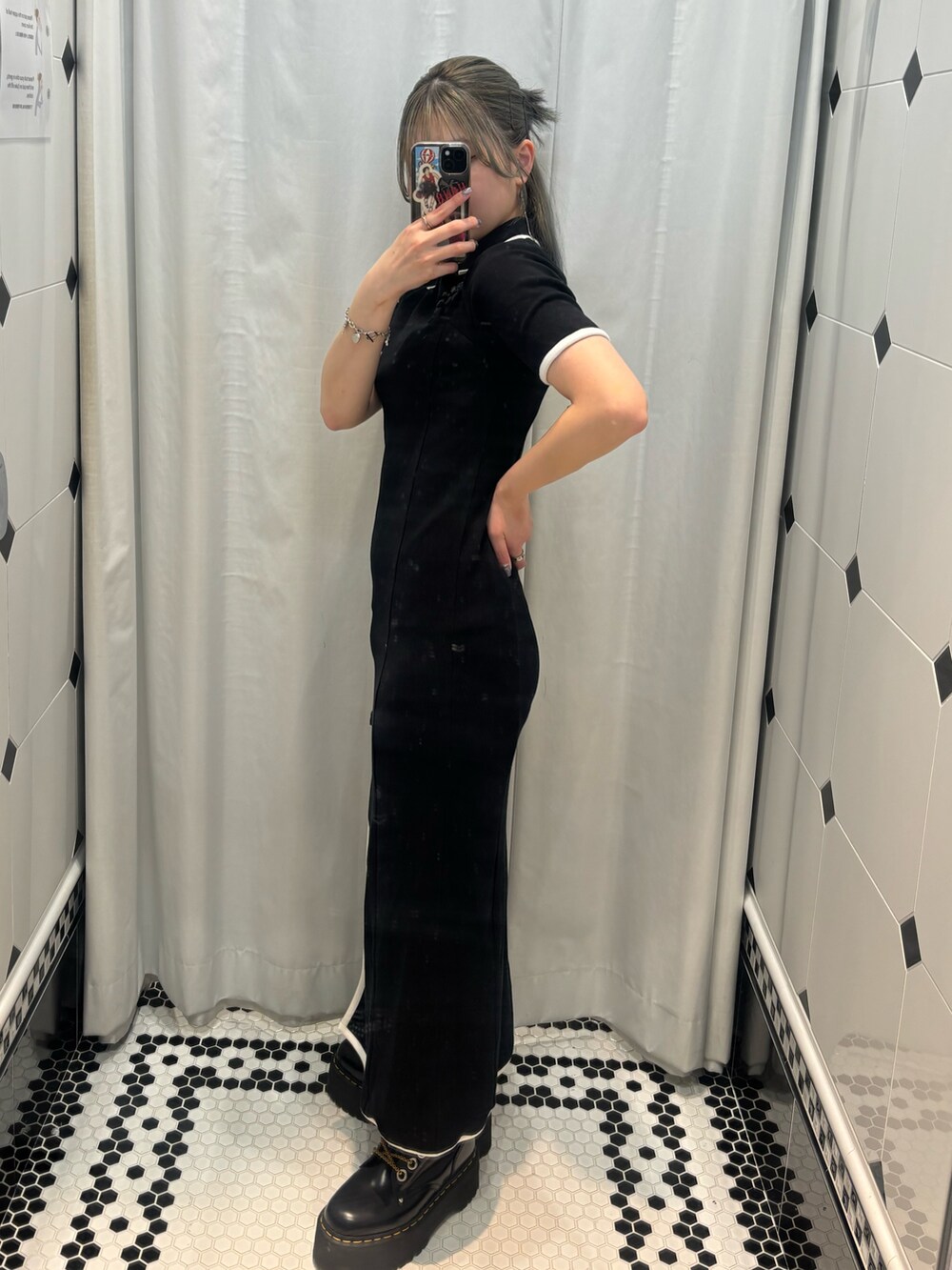 ブラック系のワンピース、ブラック系のその他シューズを着用したレディースの夏コーディネートの2枚目の写真